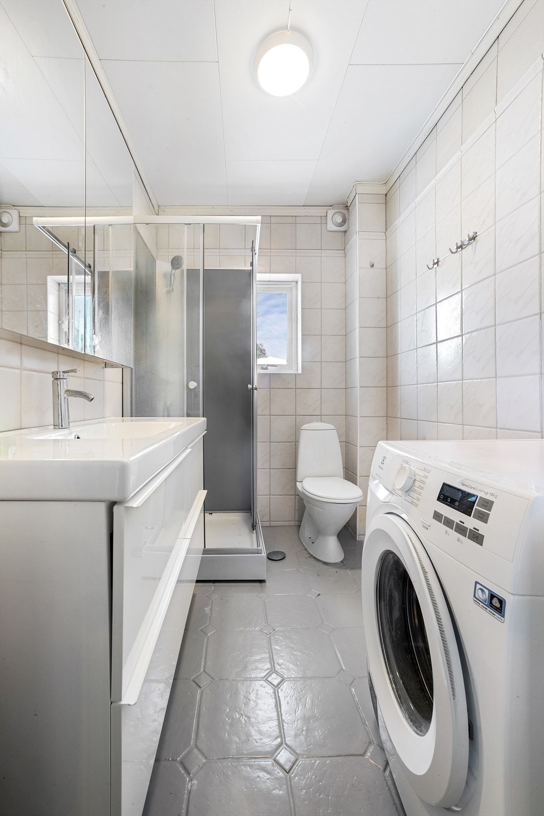 Flislagt bad fra ca. 80-tallet, med varmekabler og opplegg for vaskemaskin Galleribilde