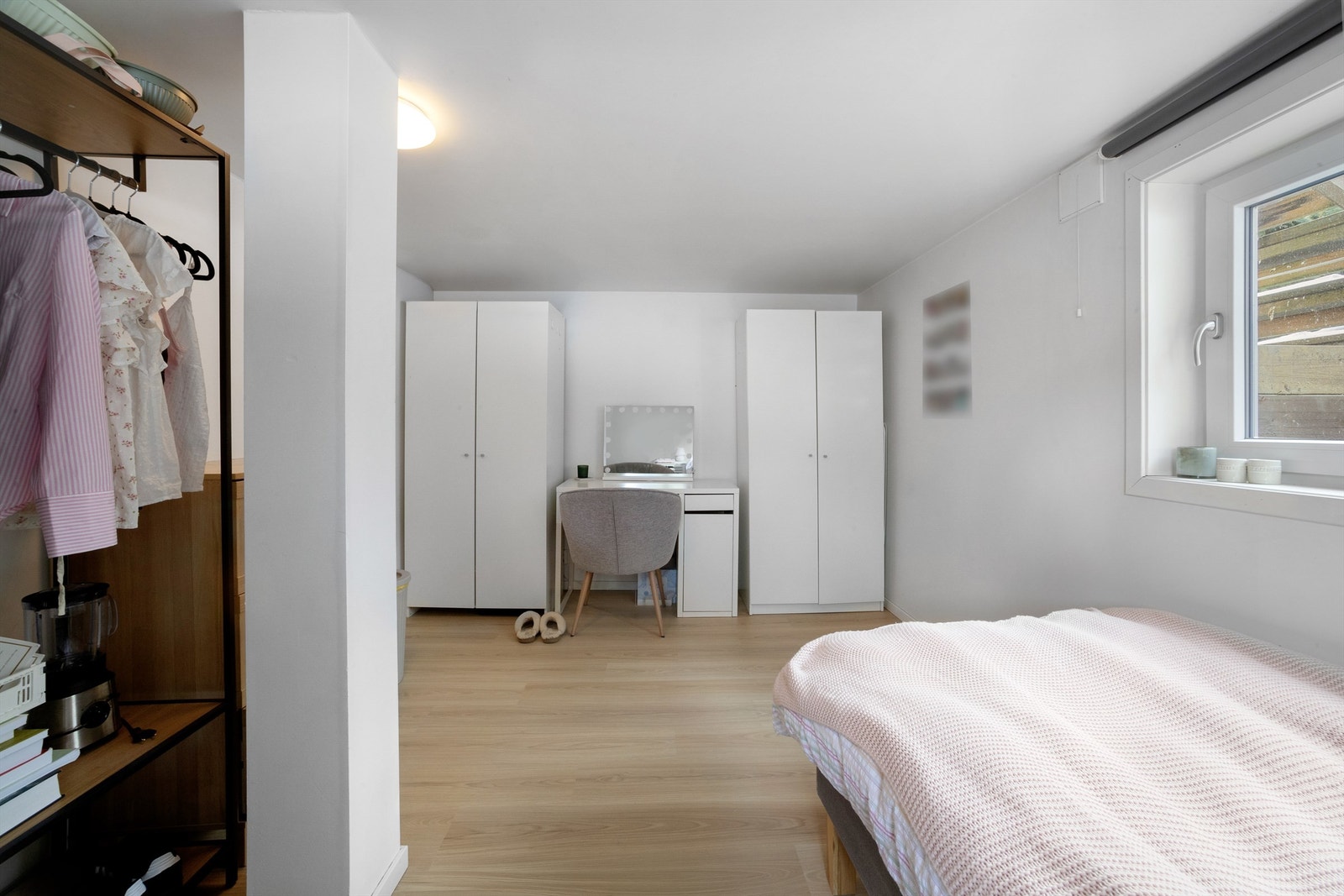 Soverommene i kjelleren har varme i gulv Galleribilde