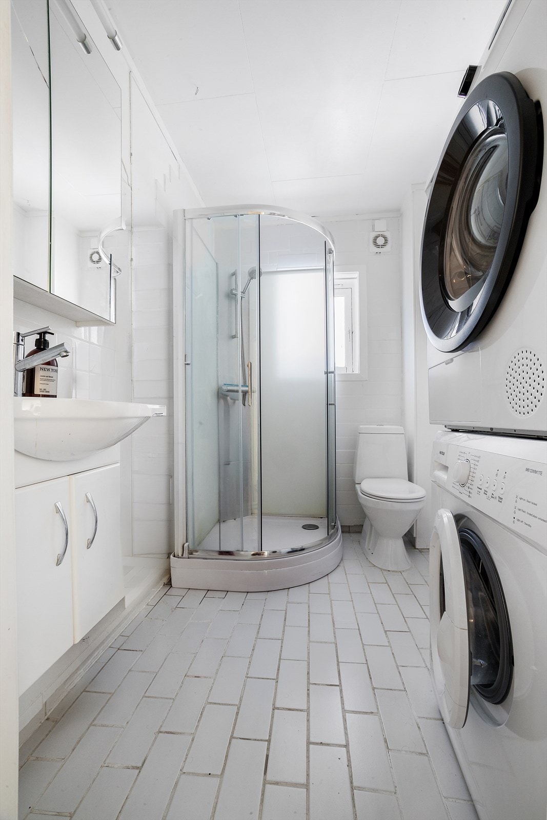 Flislagt bad fra ukjent årstall med gulvvarme og opplegg for vaskemaskin, samt tørketrommel Galleribilde