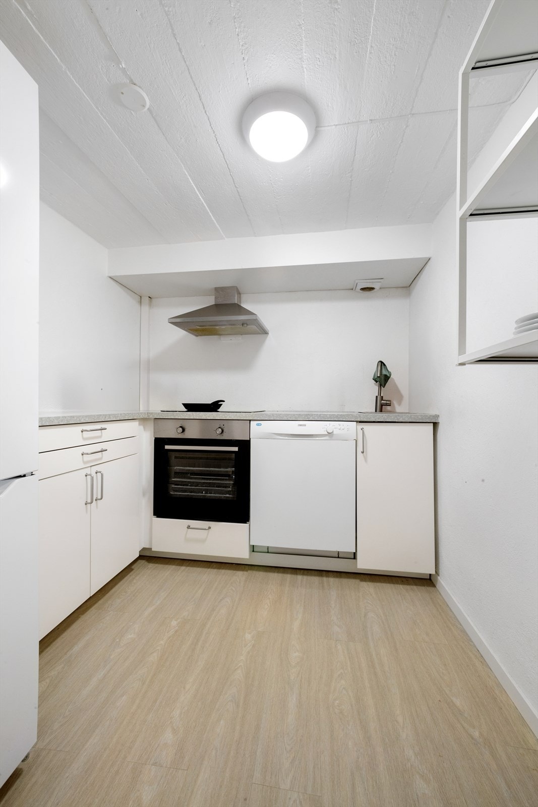 Kjøkkeninventaret er fra ukjent årstall, med innredning som består av glatte fronter og laminert benkeplate (rommet er ikke godkjent til varig opphold) Galleribilde