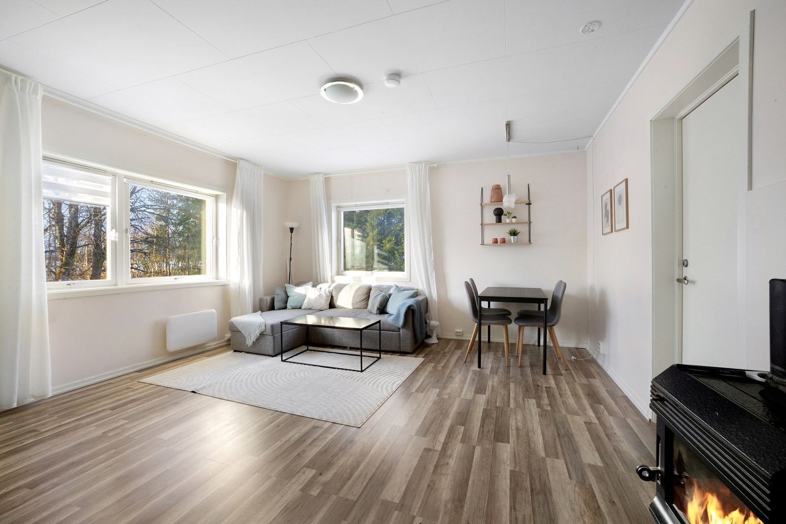 Romslig stue 2. etasje med vedovn og god plass til ulik møblering Galleribilde