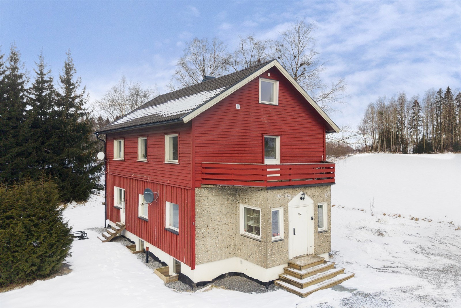 Flere fine uteplasser og altan på 10 kvm. i 2. etasje Galleribilde