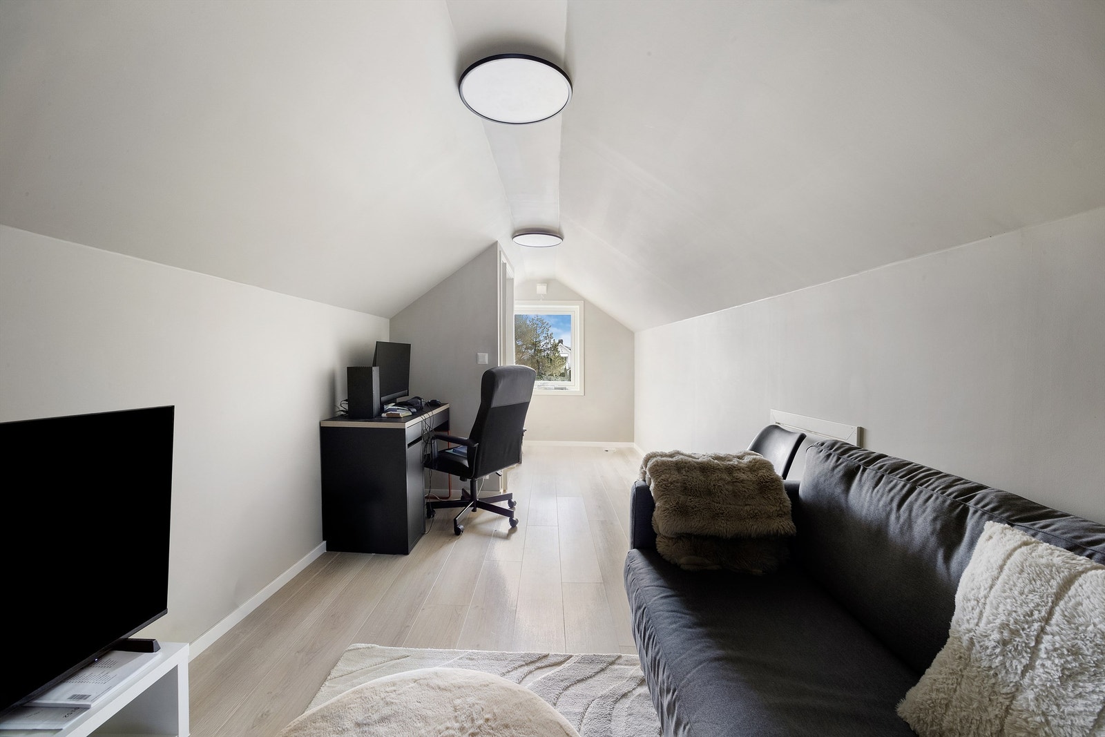 Loftsetasjen består av et soverom og loftstue Galleribilde