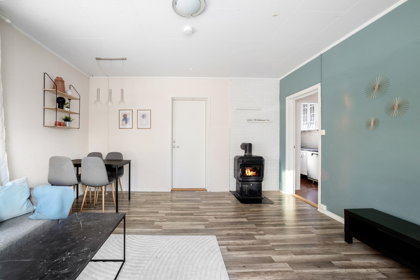 Stuen har også plass til spisebord og stoler Galleribilde