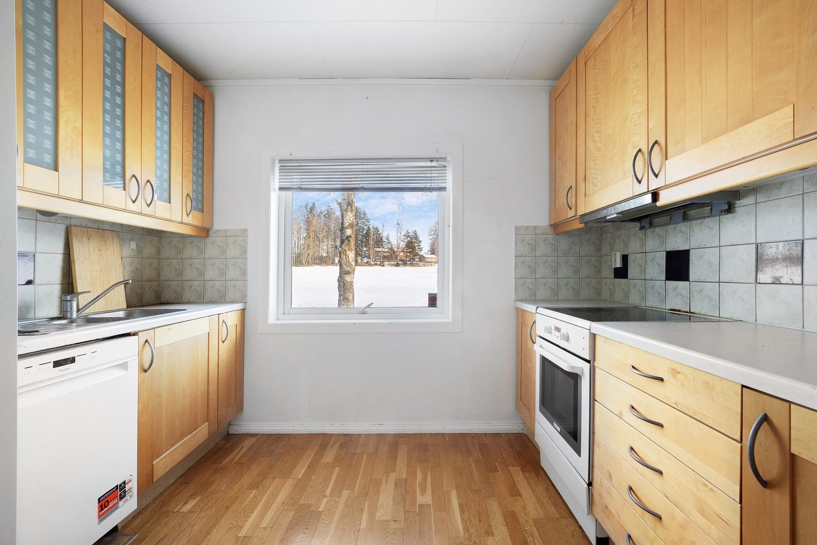 Boligen har tre kjøkken. Kjøkkenet i 1. etasje har godt med skap og skuffer Galleribilde