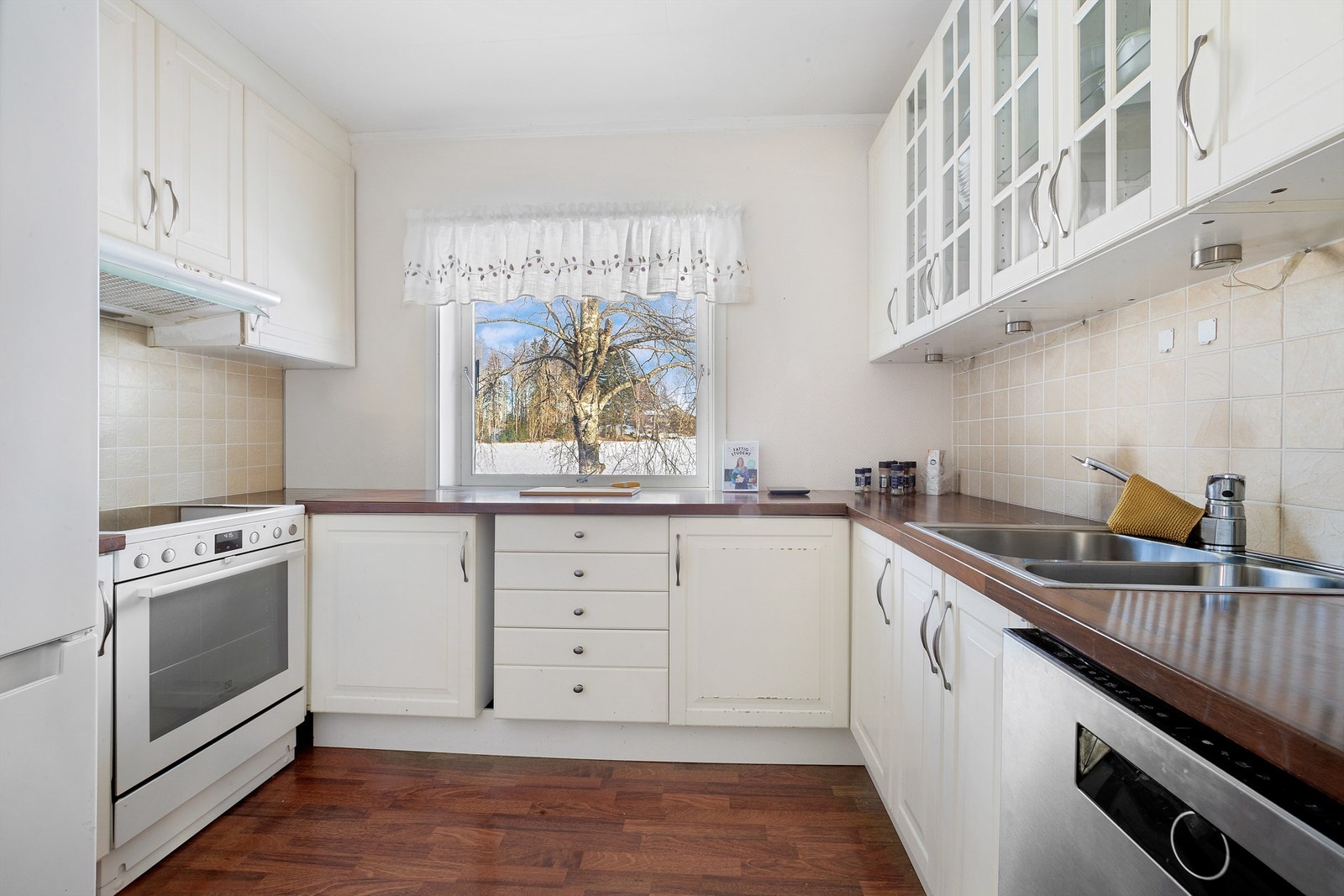 Kjøkkenet i 2. etasje har innredning med profilerte fronter og laminert benkeplate Galleribilde