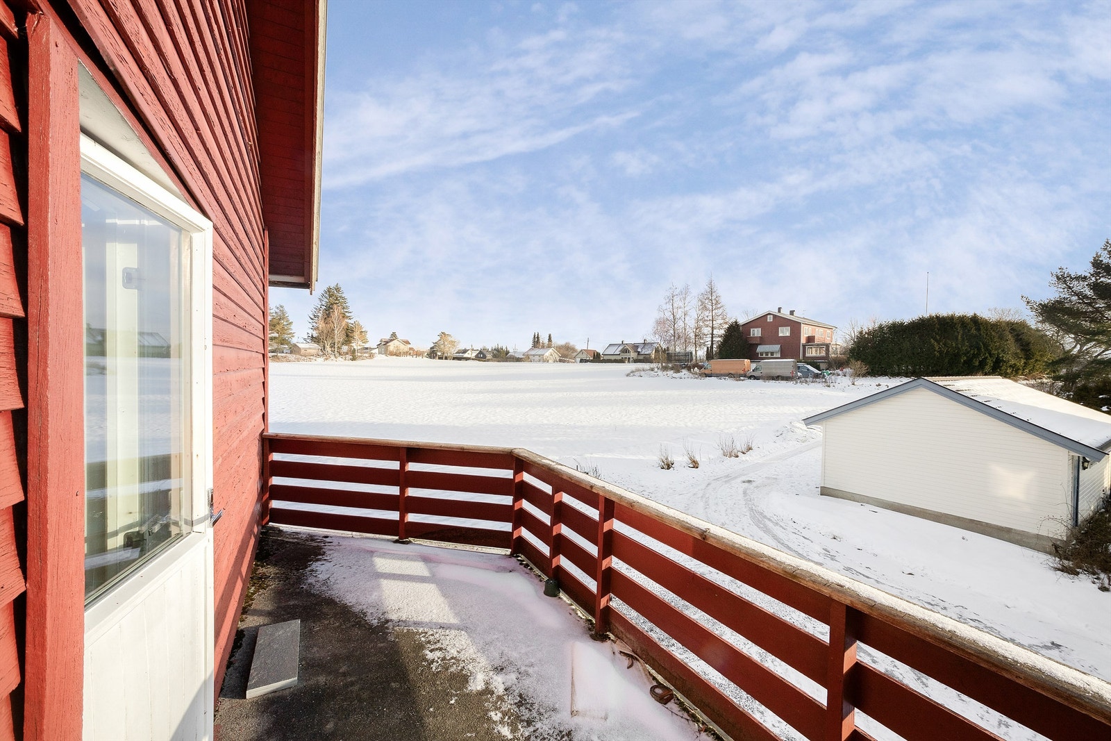 I 2. etasje er det utgang til altan på ca. 10 kvm. Galleribilde