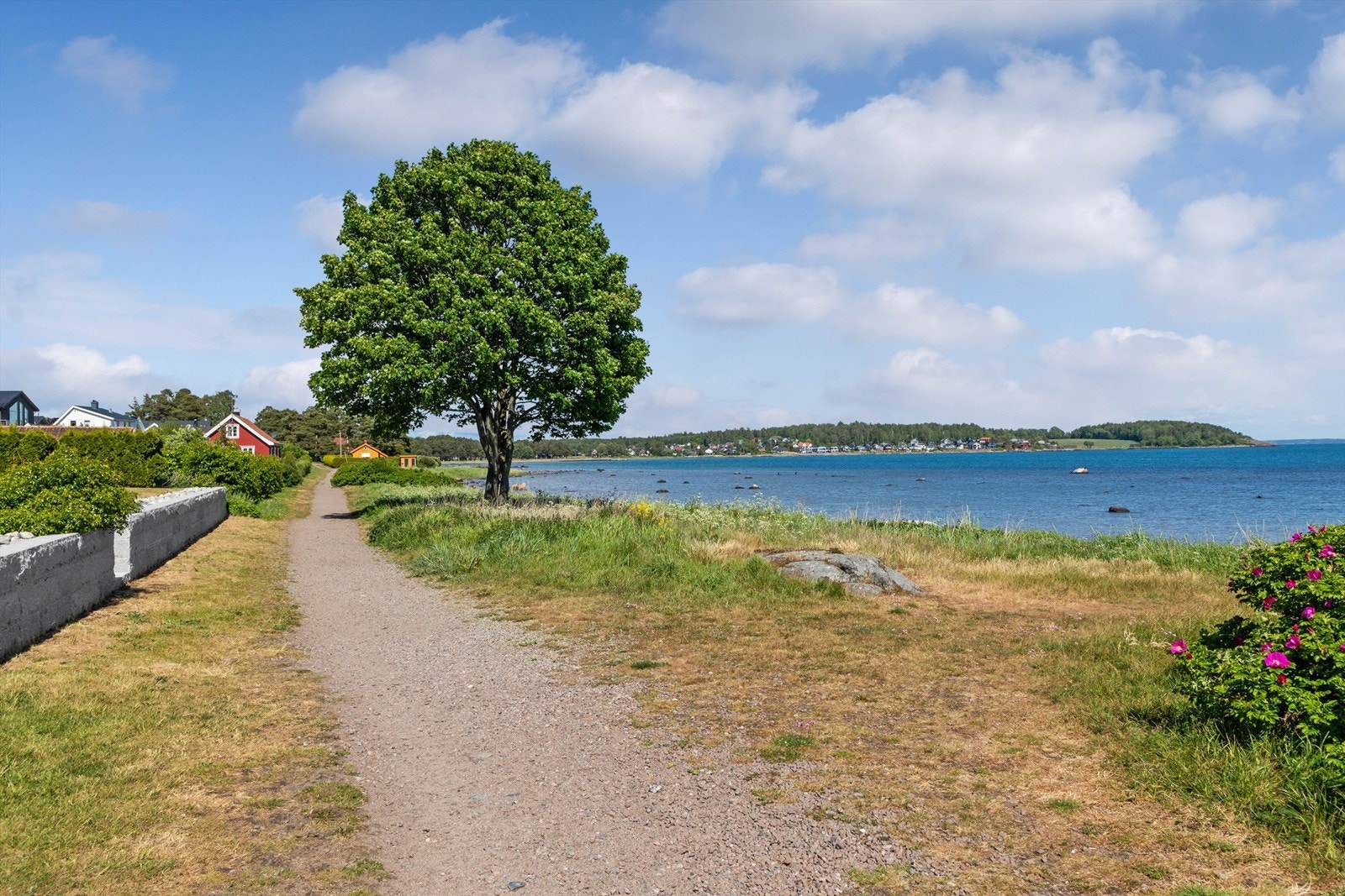 Området har en rekke fine turområder, blant annet ved Bekketjønnmyra, Søndre Slagen kirke, Karlsvik og Essoskogen. Leikvin lekeplass ved Ringshaug er ekstra populær for de minste. Galleribilde