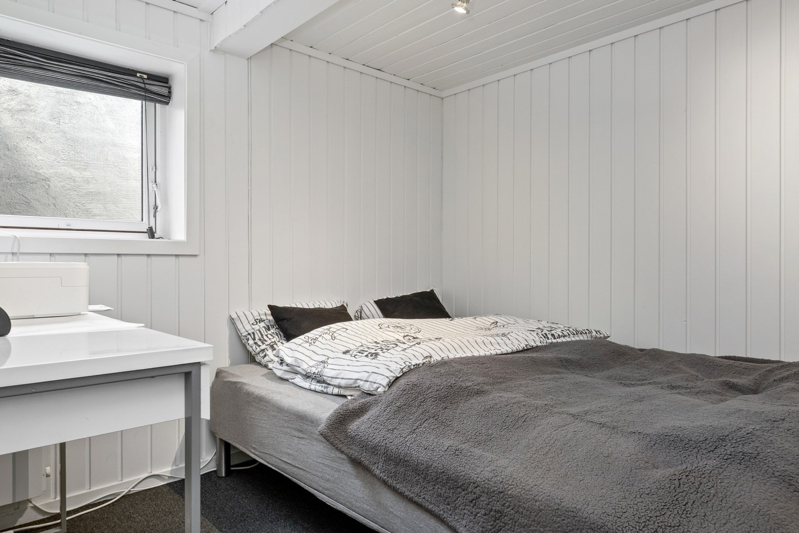 I dag innredet som soverom - Ikke godkjent til varig opphold. Vindu på tilfredsstiller ikke dagens krav til rømning eller dagslys. Rømning via tilstøtende rom. Galleribilde