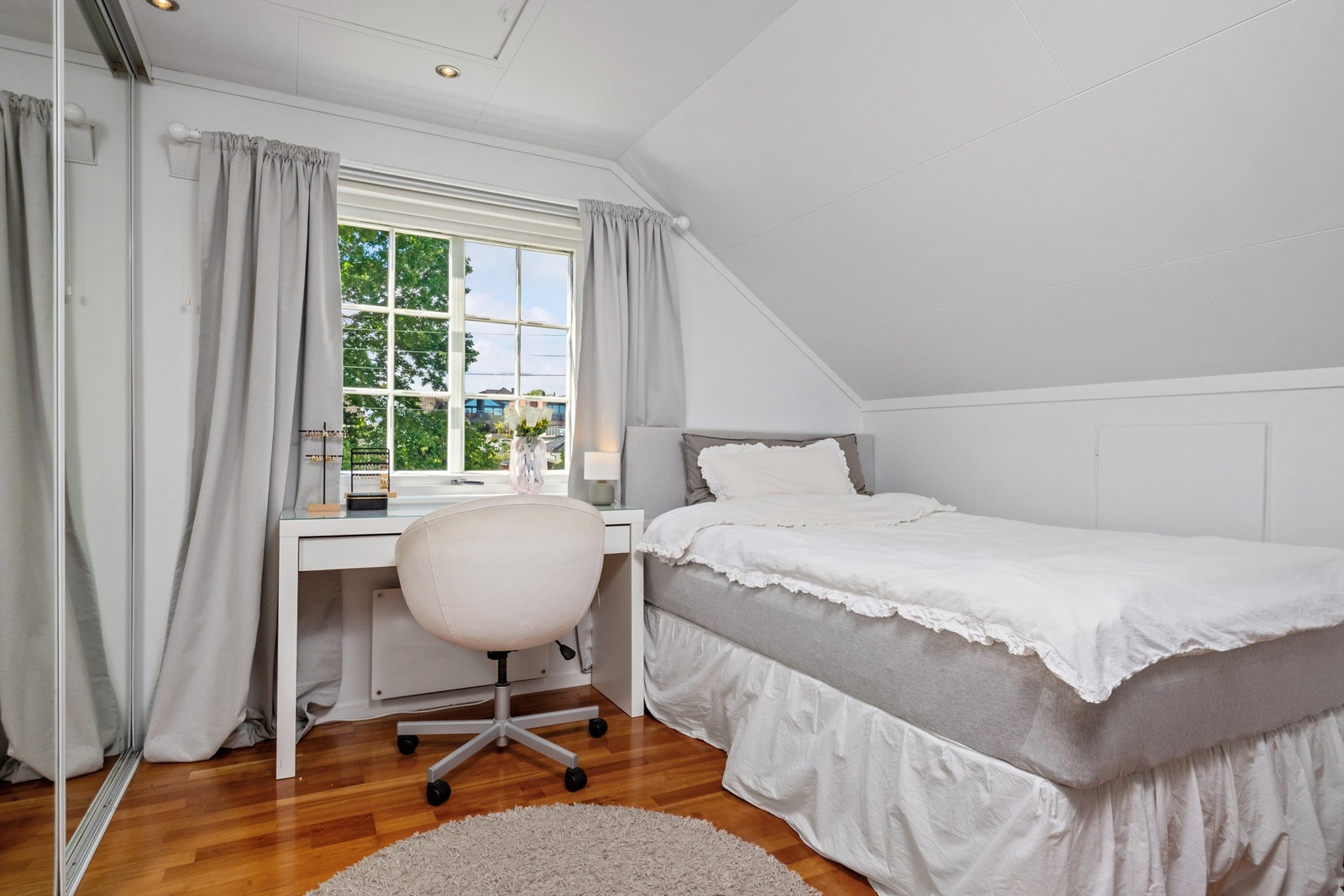 Soverom 2 kan innredes med seng og tilhørende møblement. Det er montert skyvedørsgarderobe med speildører. Galleribilde