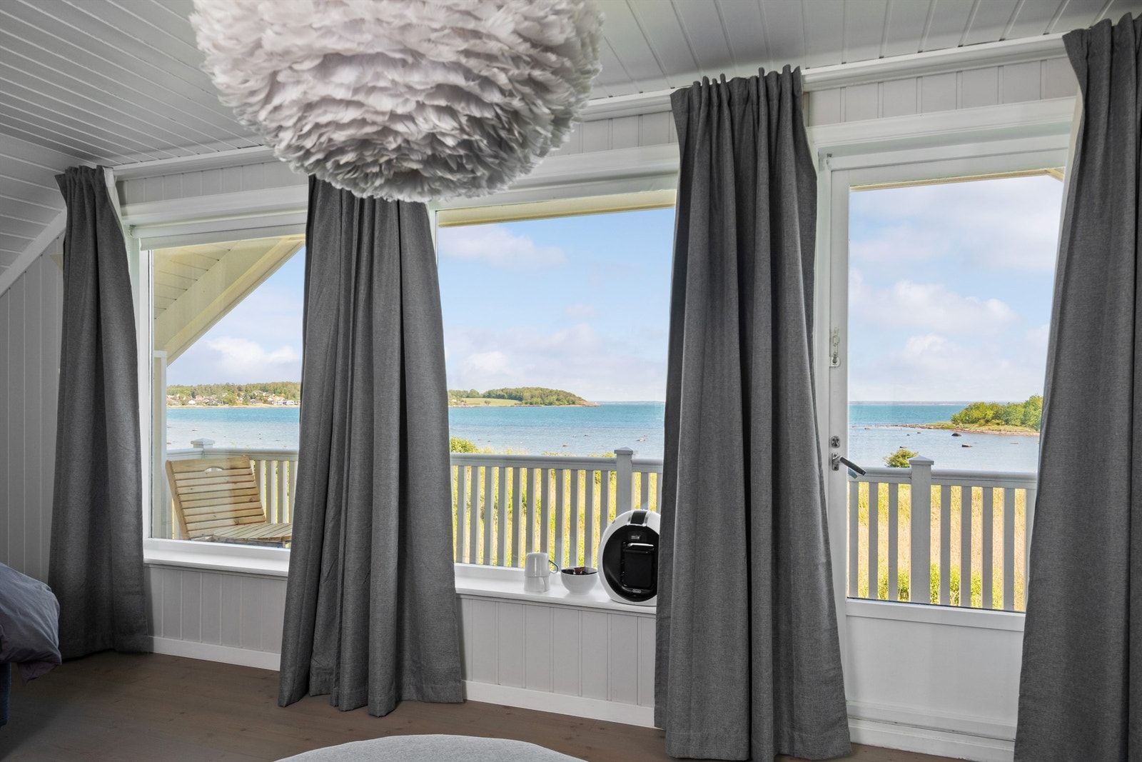 Soverommet har privat balkong med en panoramautsikt mot sjøen. Galleribilde