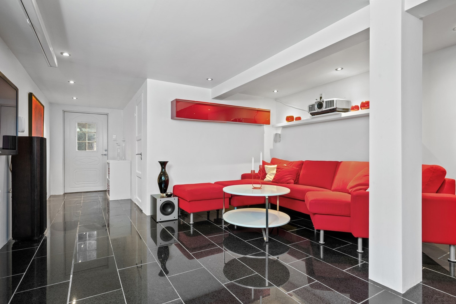 Kjellerstuen har direkte adkomst fra hovedstuen via trapp, og fremstår som trivelig. (Ikke godkjent til varig opphold) Galleribilde