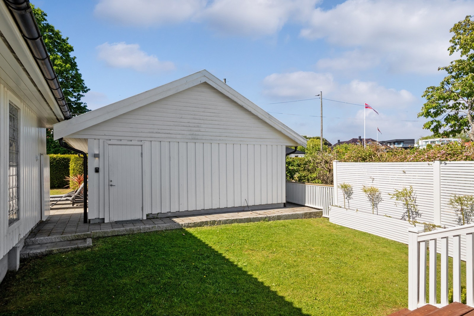 Pent opparbeidet gressplen bar garasjen. Galleribilde