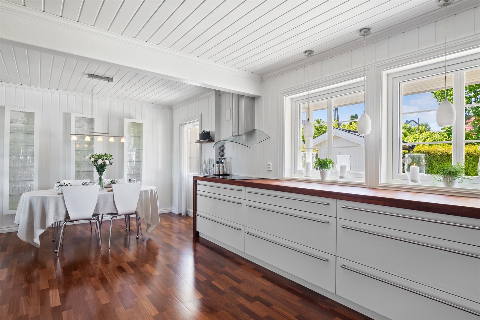 Kjøkkenet er utstyrt med integrert induksjonstopp, stekeovn, mikrobølgeovn, kaffemaskin og oppvaskmaskin, samt nisje til side-by-side kjøleskap. Galleribilde