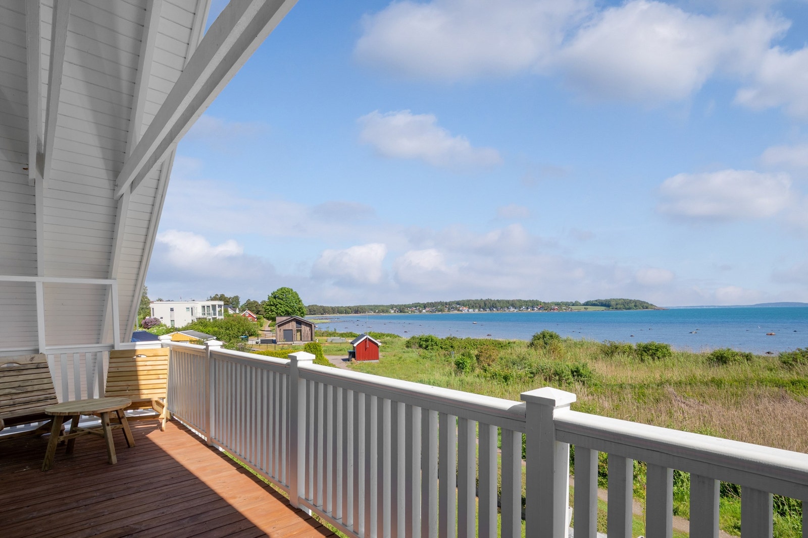 Både soverommet og balkongen har nydelig utsikt til stranda og sjøen. Galleribilde