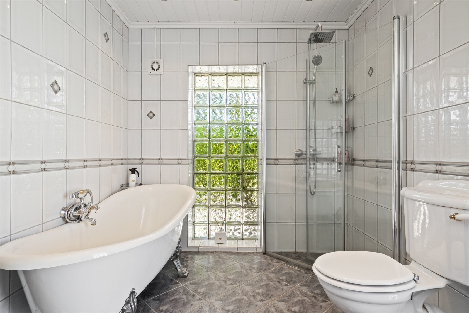 Rommet er familievennlig innredet med både badekar og et dusjhjørne. Badekaret har løveføtter og nostalgisk kran, mens dusjhjørnet har regnfallsdusj, hånddusj og innfellbare glassdører. Galleribilde