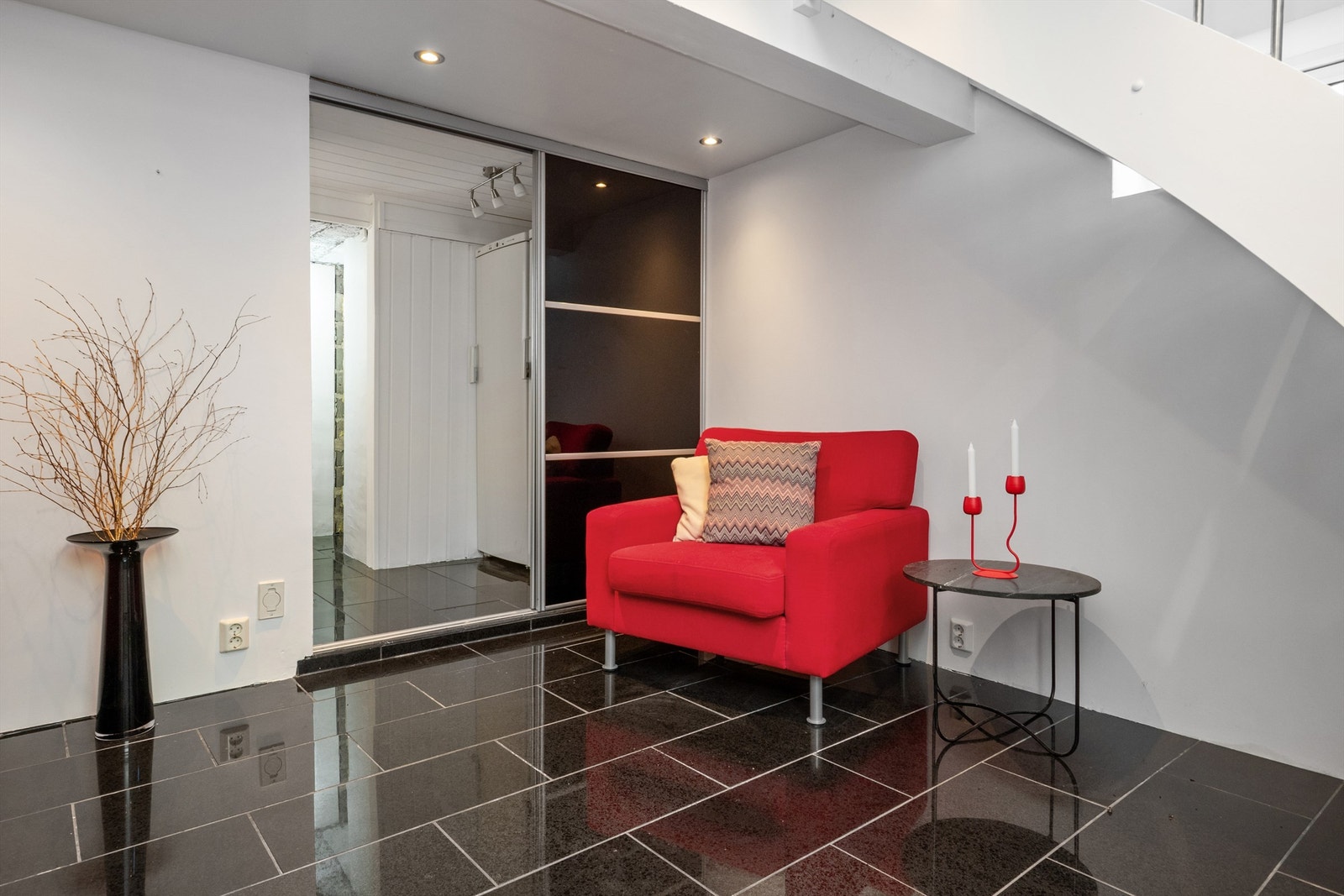 Kjellerstuen har egen utgang til forsiden av boligen, samt god plass til både sofa, tv-løsning og hjemmekino, noe som gir ekstra spillerom og privatliv i hverdagen. (Ikke godkjent for varig opphold). Galleribilde