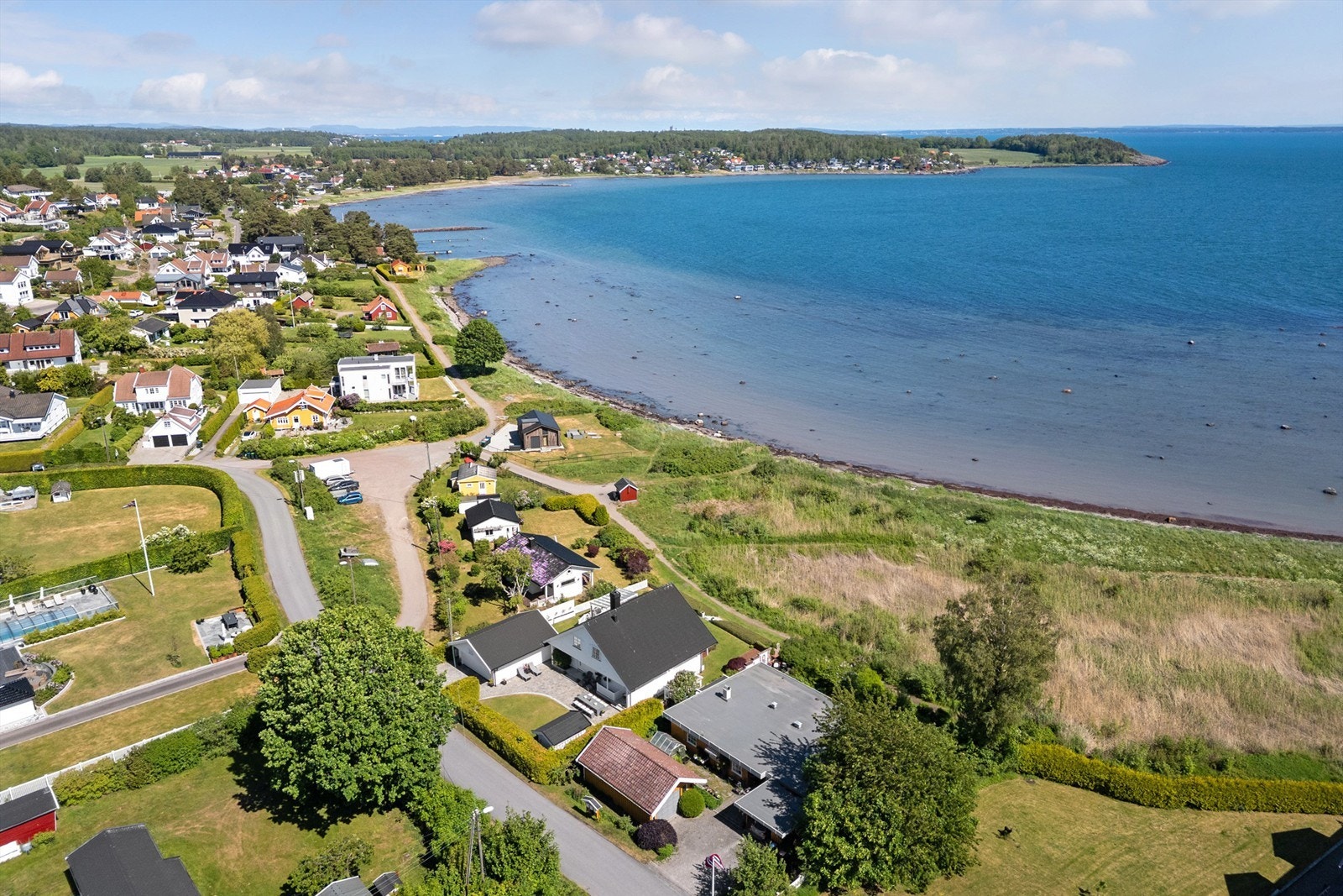 Eiendommen ligger i et meget barnevennlig boligområde mellom Skallevold og Ringshaugstranden. Galleribilde