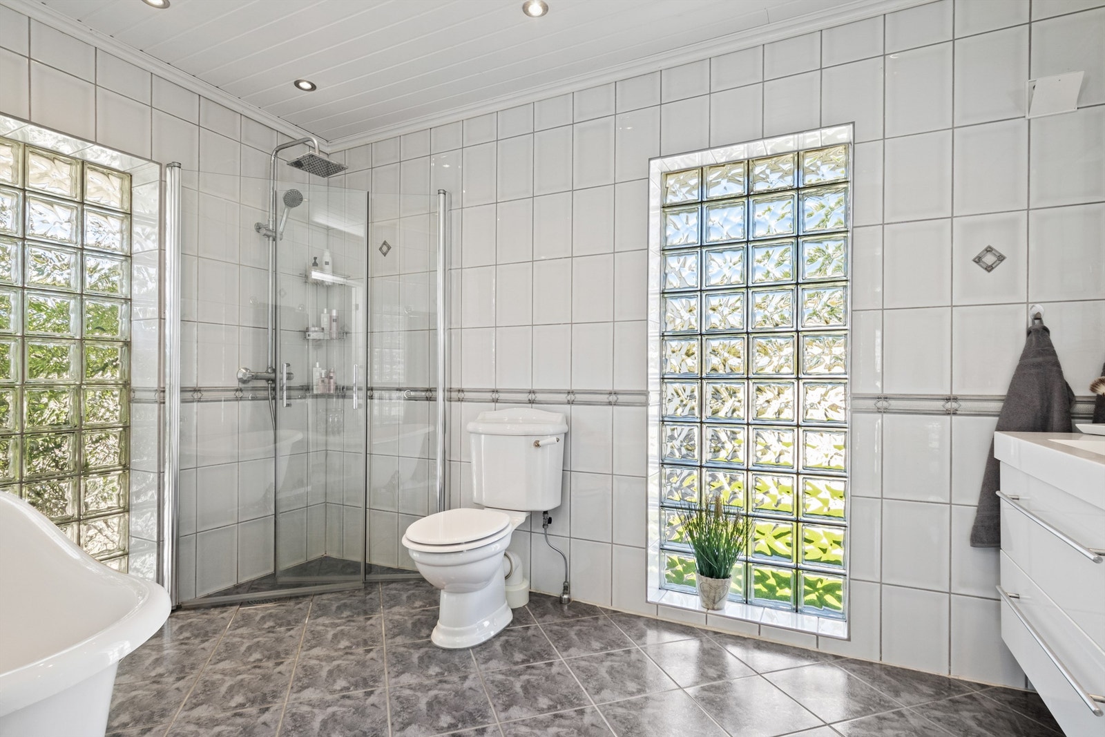 Badet i første etasje er fra 2001 og fremstår ekstra lyst og luftig med store felter i glassbyggerstein på to sider av rommet. Galleribilde