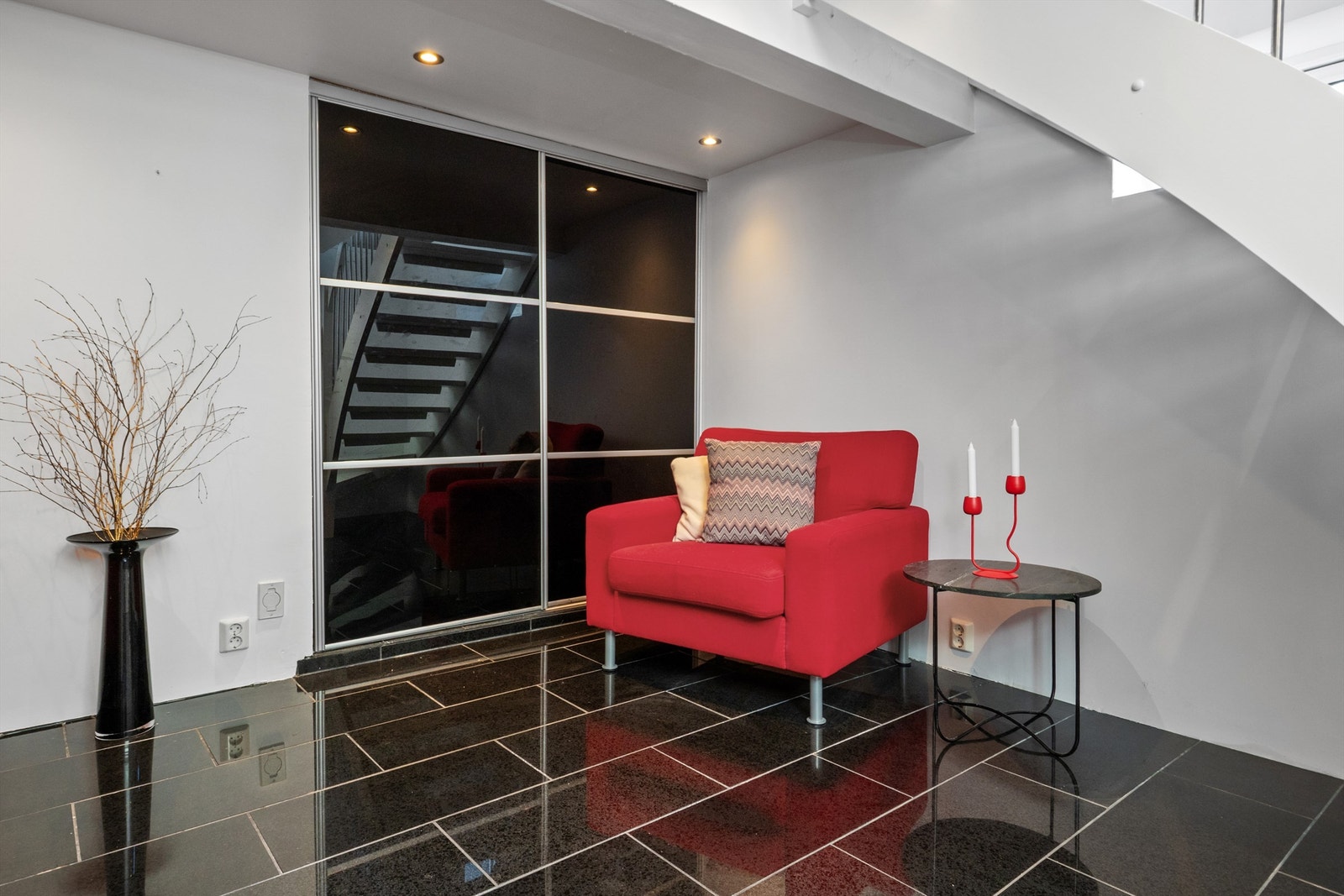 Stuen er innredet med sorte, skyvbare garderobedører i innerste del, som fører inn til en gang med adkomst til bod, vaskerom og toalett. (Ikke godkjent for varig opphold). Galleribilde