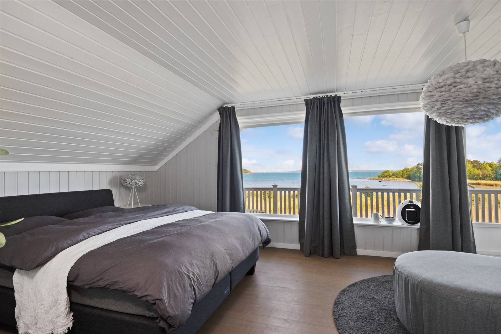 Hovedsoverommet er flott og luftig med store vinduer og utgang til en deilig balkong. Galleribilde