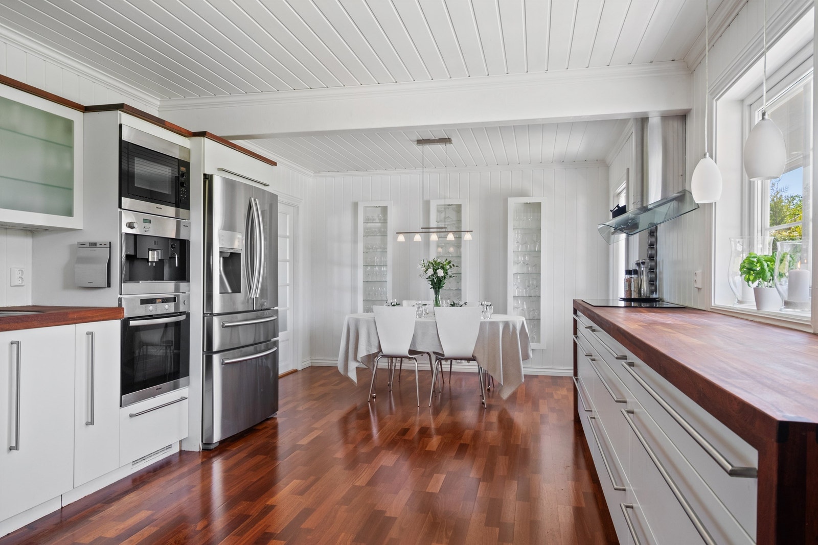 Benkeplaten er i varmbrunt heltre, som er trukket ned langs sidene på benken. I tillegg har veggskapene fått en matchende ramme. Galleribilde