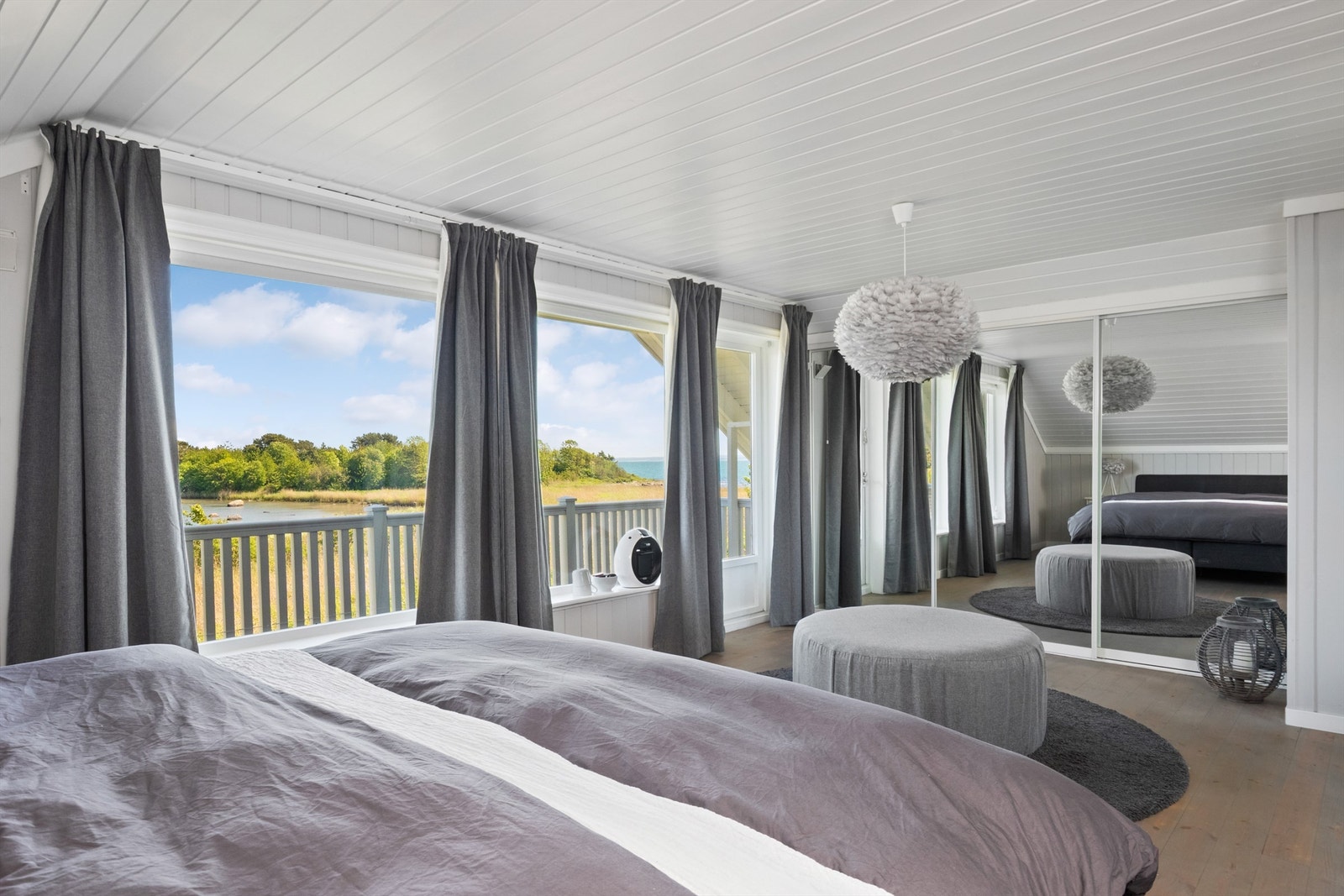 Praktisk skyvedørsgarderobe med speildører for god lagring! Galleribilde