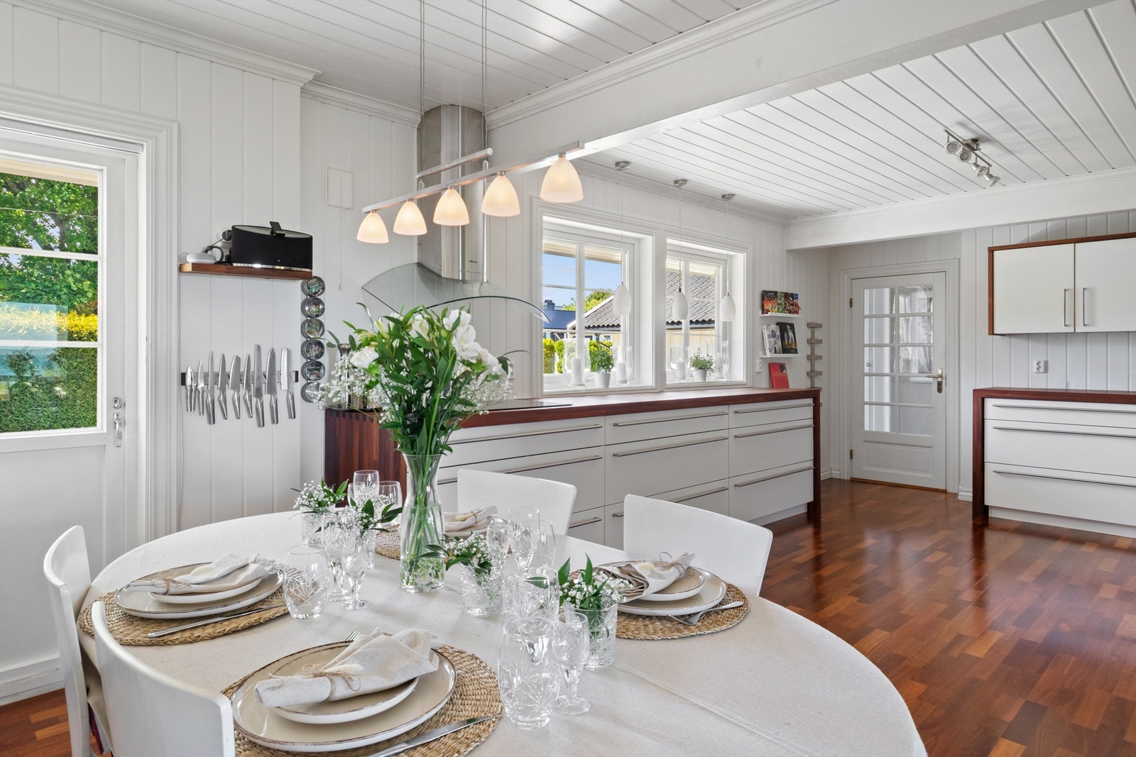 Kjøkkenet ligger i eget rom med gode vindusflater og utgang til den steinsatte uteplassen foran inngangen. Galleribilde