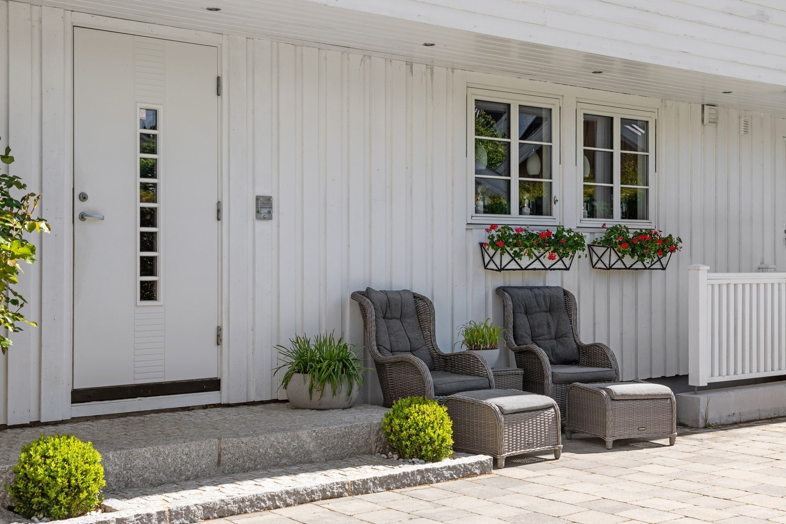 Inngangspartiet er delvis overbygget og har fin belysning. Galleribilde