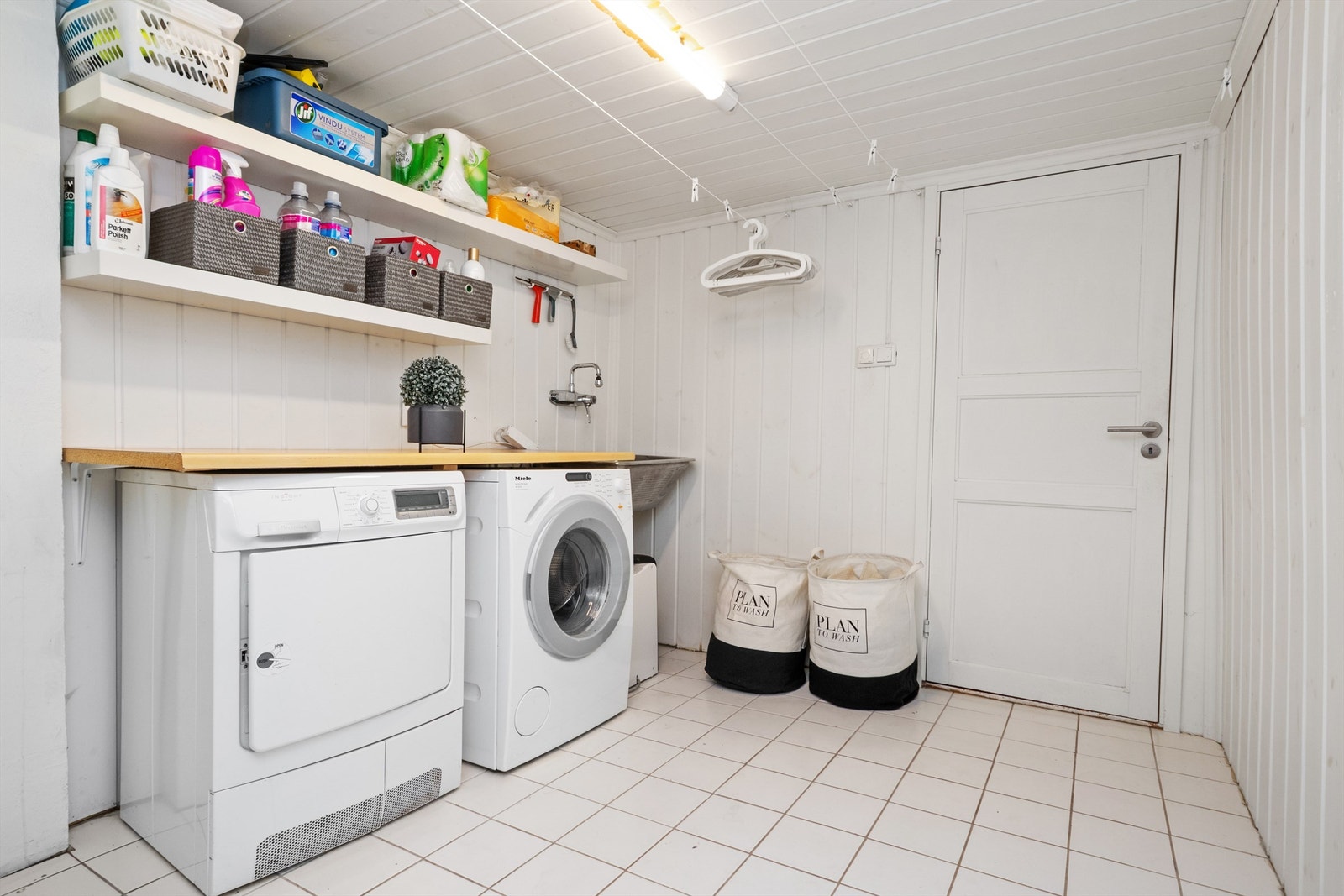 Vaskerommet og toalettrommet ligger i kjelleren. (Ikke godkjent til varig opphold) Galleribilde