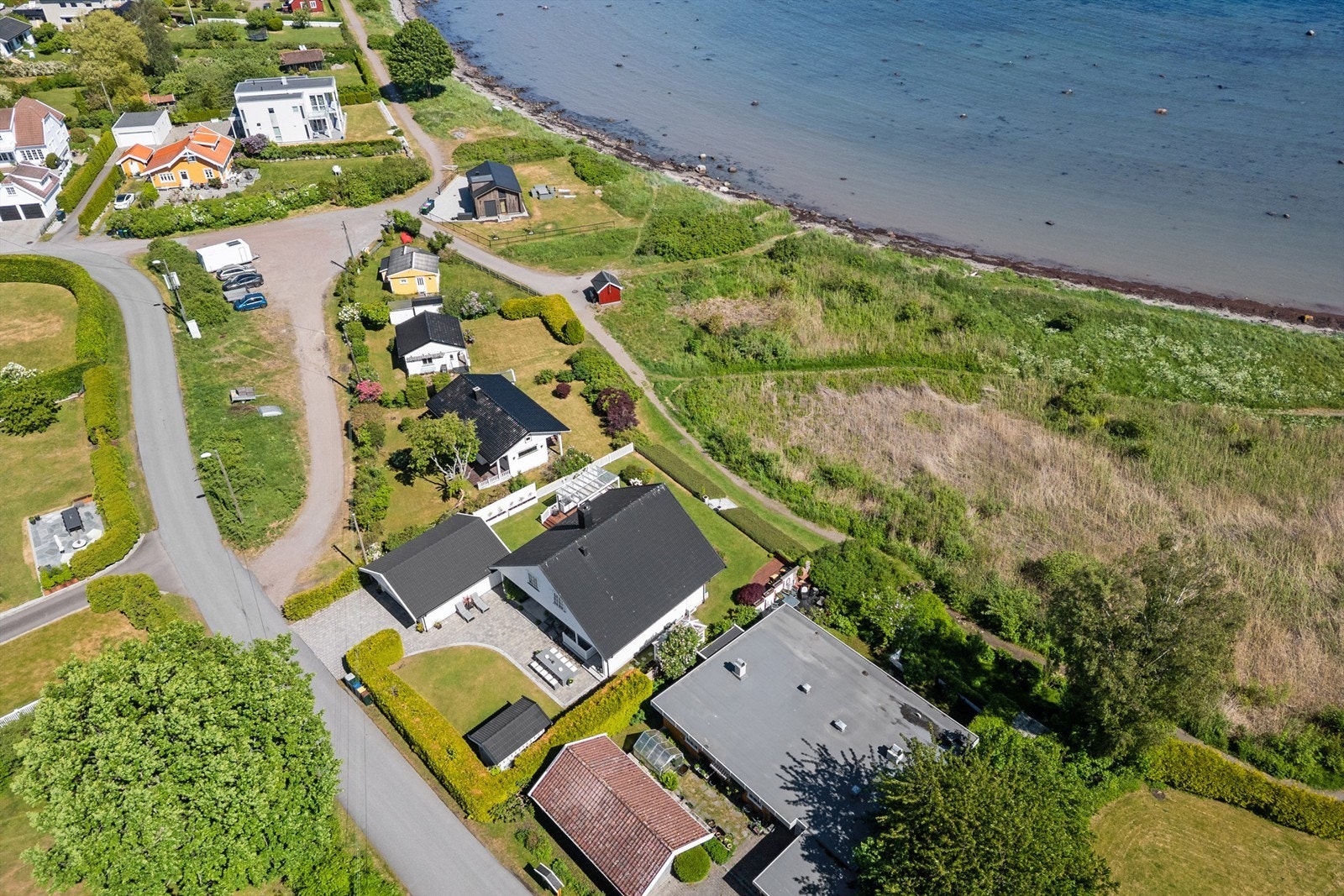 Kyststien passerer også rett forbi, og fra tomten er det ca. 5 min å gå til populære Ringshaugstranda med blått flagg, og ca. 10 min bort til Skallevoldstranda. Samtidig som området ligger trafikkskjermet og fredelig, er det kort vei inn til byen med alle Galleribilde