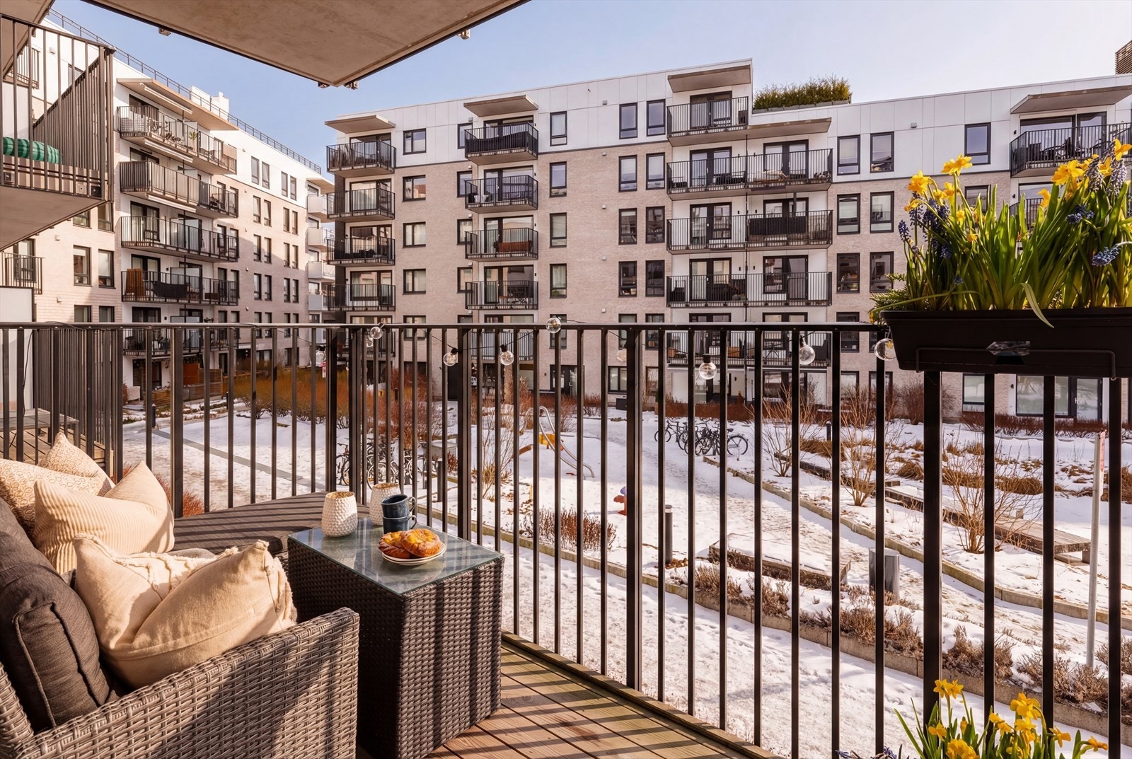 En sydøstvendt balkong på ca. 6 m² med plass til utemøbler. Galleribilde