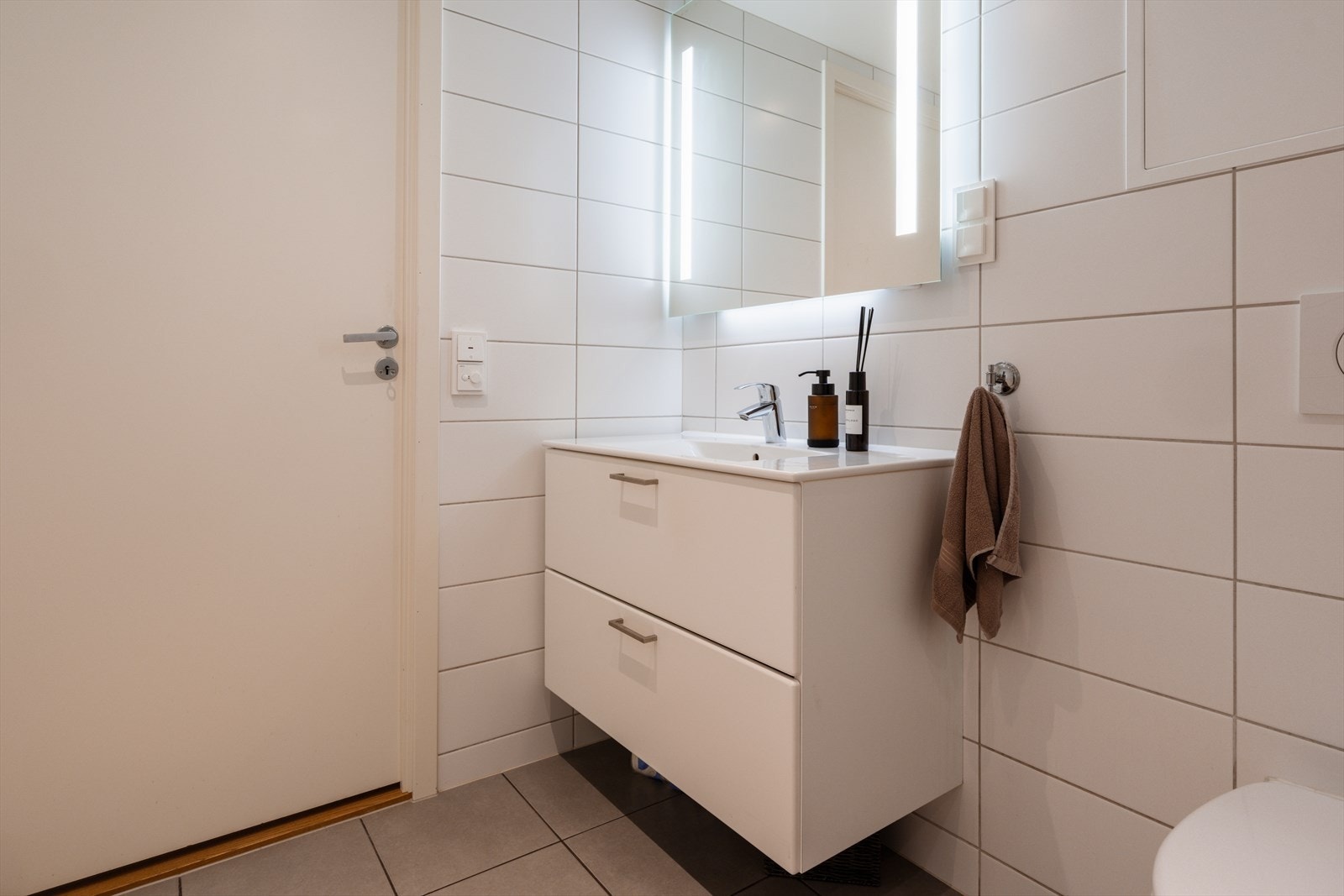 Moderne innredning og speil med integrert belysning. Galleribilde