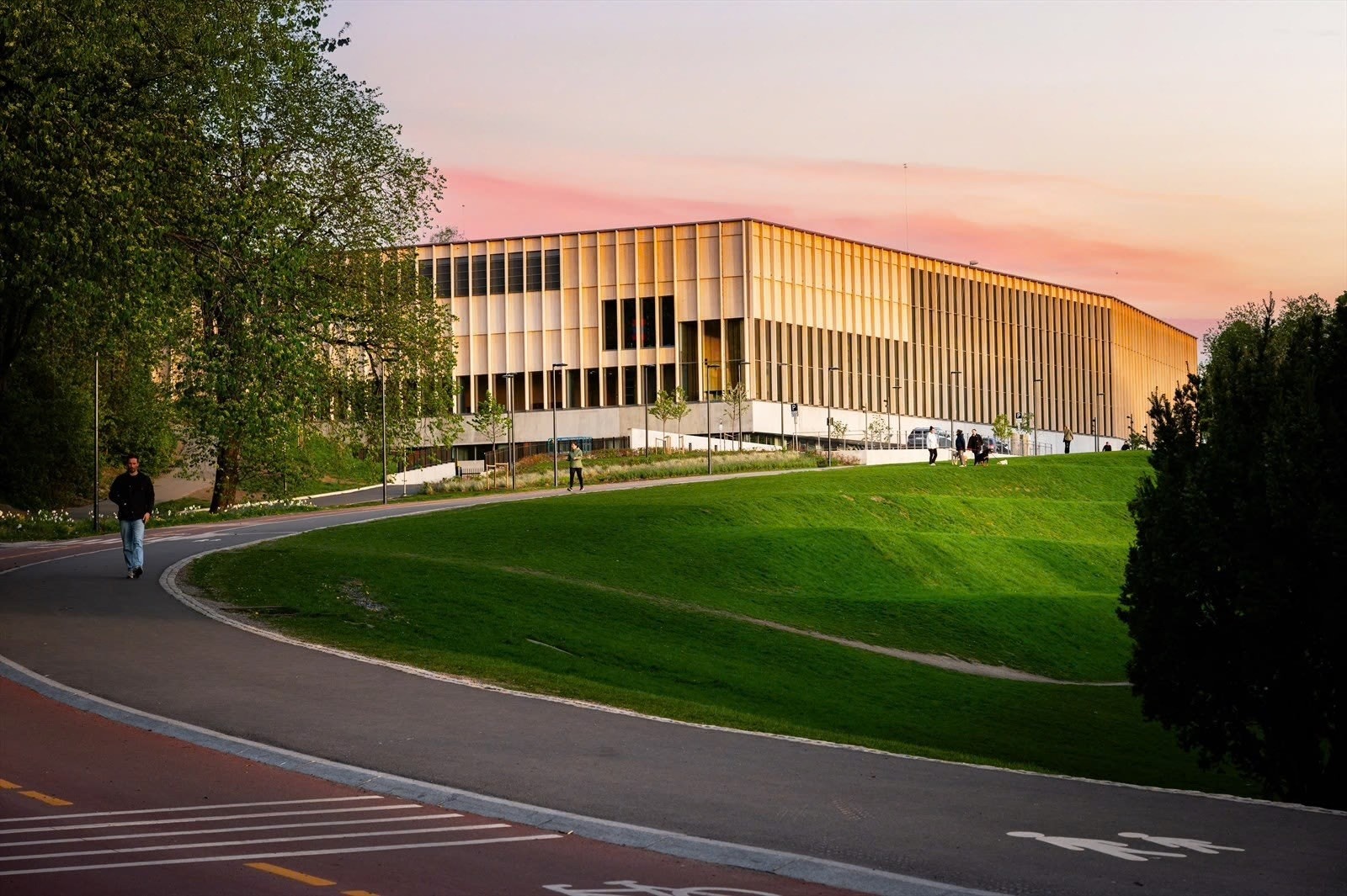 Nye Tøyenbadet er noen få minutters gange fra leiligheten og er Oslo største basseng med både innendørs- og utebasseng. Galleribilde