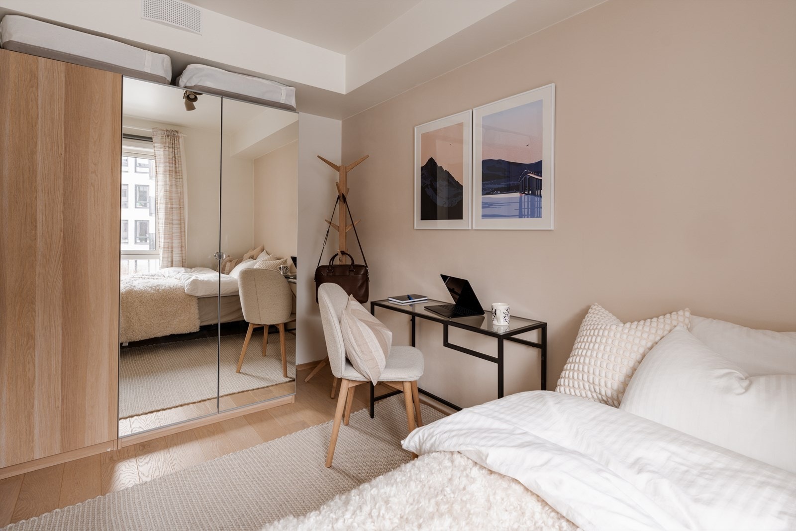 En stor garderobeløsning sørger for mye skapplass. Galleribilde