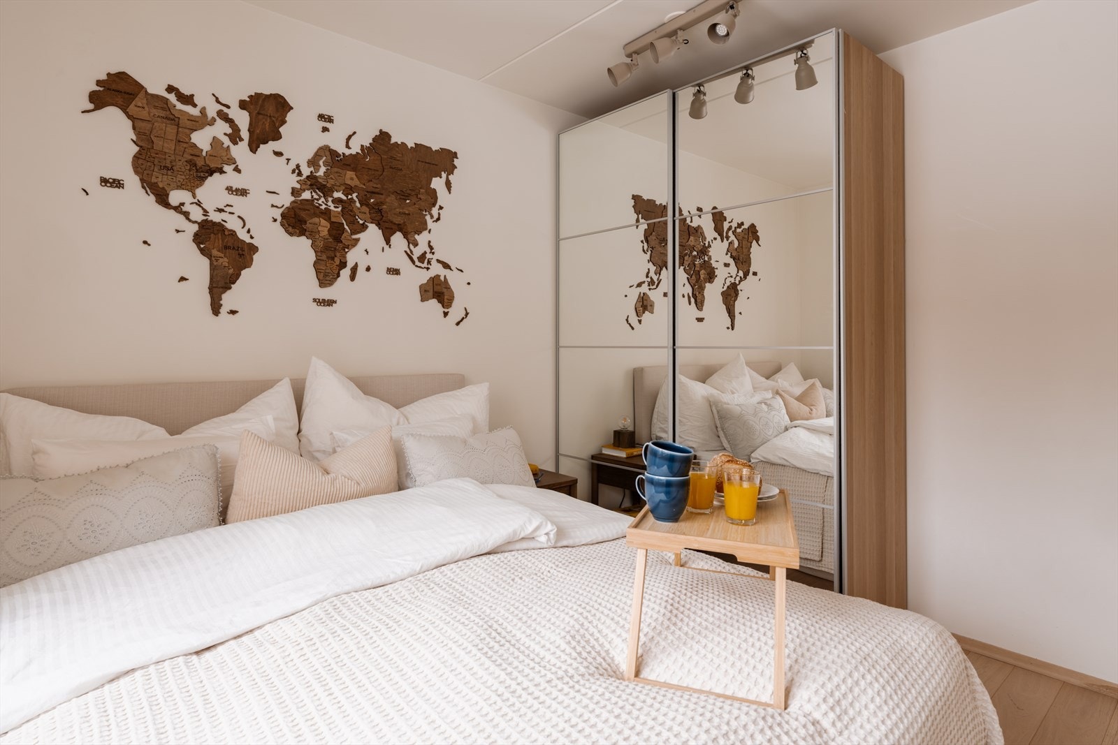 Stort garderobeskap med god oppbevaringsplass. Galleribilde