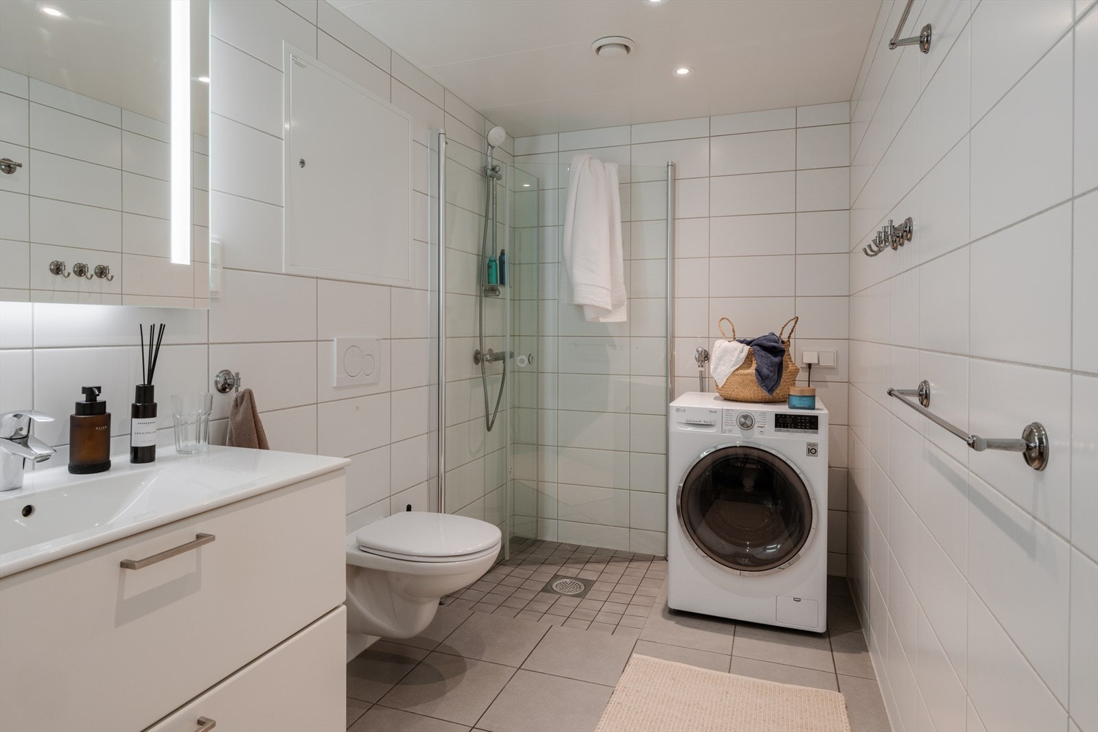 Stort og lys baderom med flislagte overflater. Galleribilde