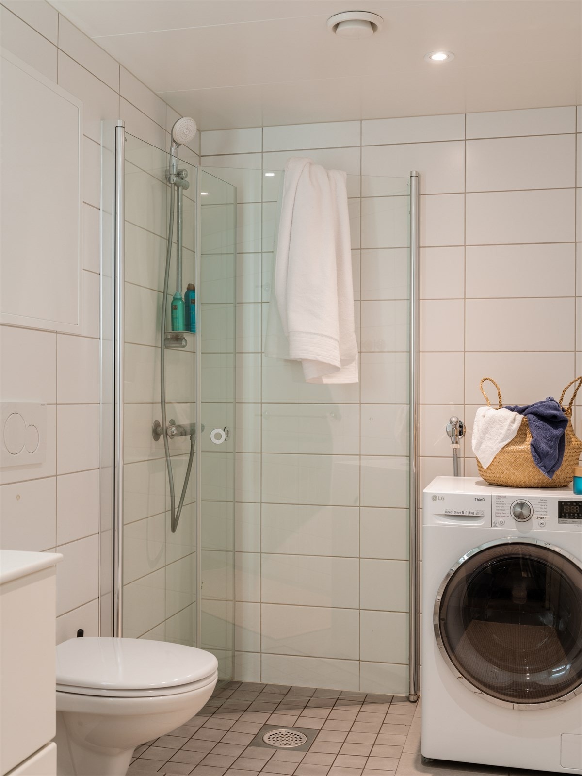 Det er selvsagt varme i gulvet og opplegg for vaskemaskin. Galleribilde