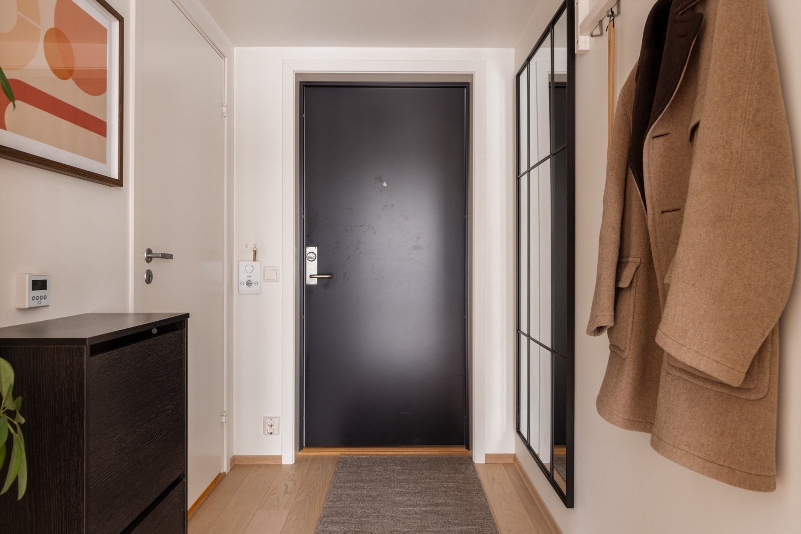 Velkommen inn - innbydende entré med god plass til praktiske møbler. Galleribilde