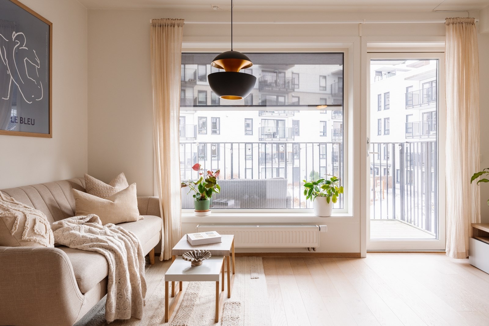 Store vindusflater gir rommet rikelig med naturlig lys, mens utvendige markiser gir god og fleksibel skjerming ved behov. Galleribilde