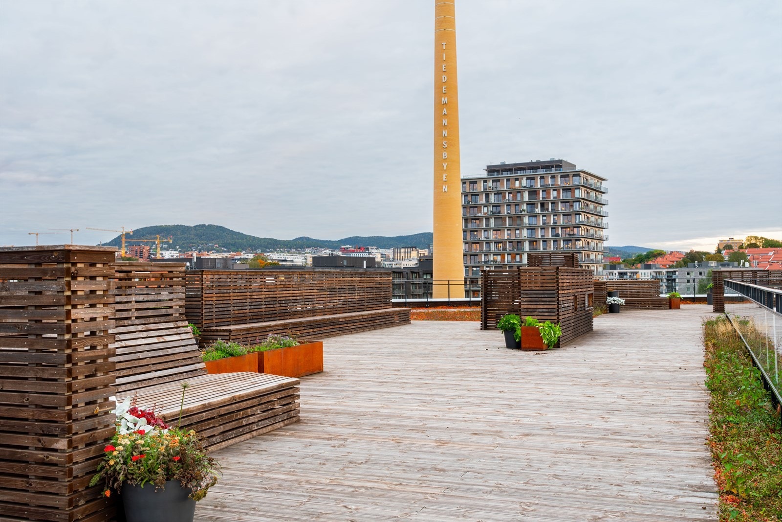 På taket kan dere nyte en stor, flott takterrasse med panoramautsikt. Galleribilde