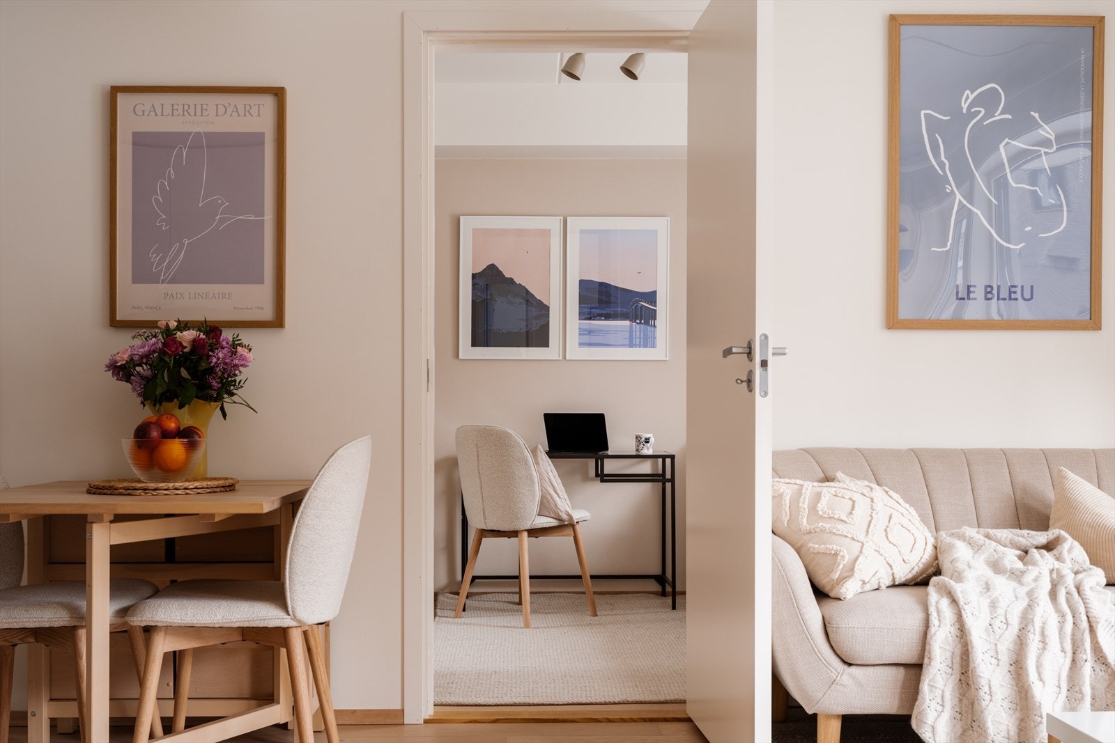 Her bor dere i et nyere og moderne hjem fra 2019. Galleribilde