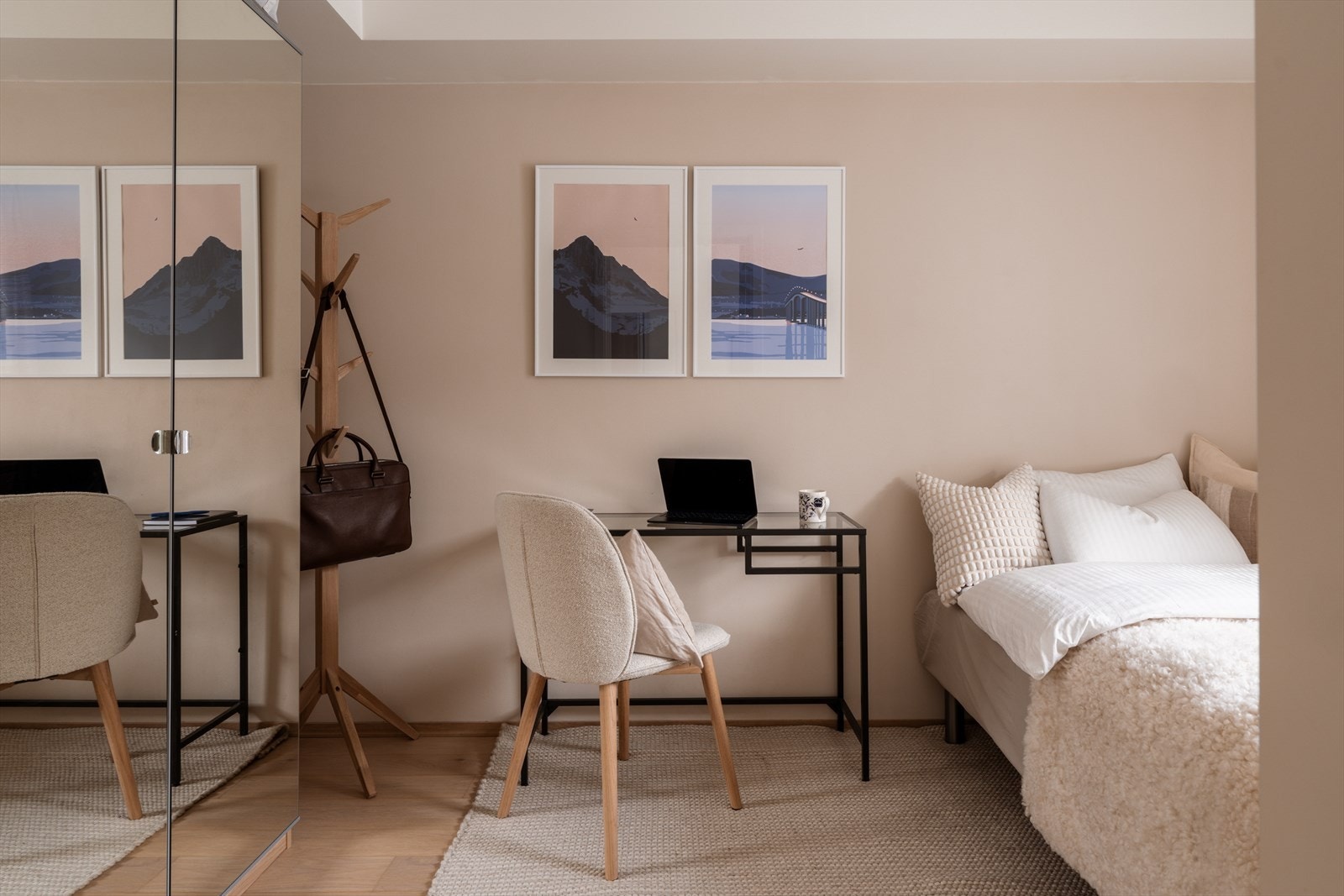 Også dette rommet byr på god plass til alt man trenger! Herunder dobbeltseng, skrivebord eller hva enn du måtte ønske. Galleribilde