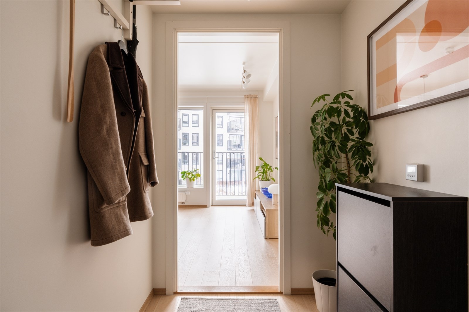 Leiligheten ligger i byggets 2. etasje og har også en egen uteplass. Galleribilde