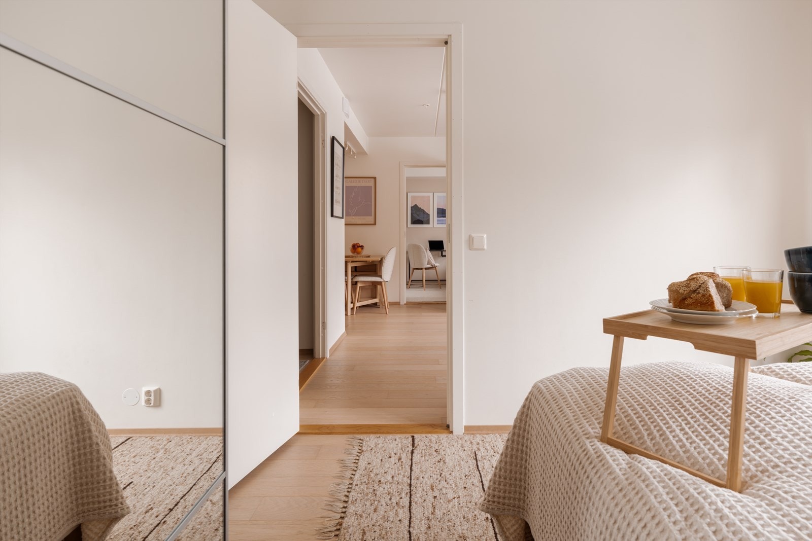 Leiligheten byr på lysmalte overflater, noe som gjør det enkelt å innrede etter eget ønske. Galleribilde