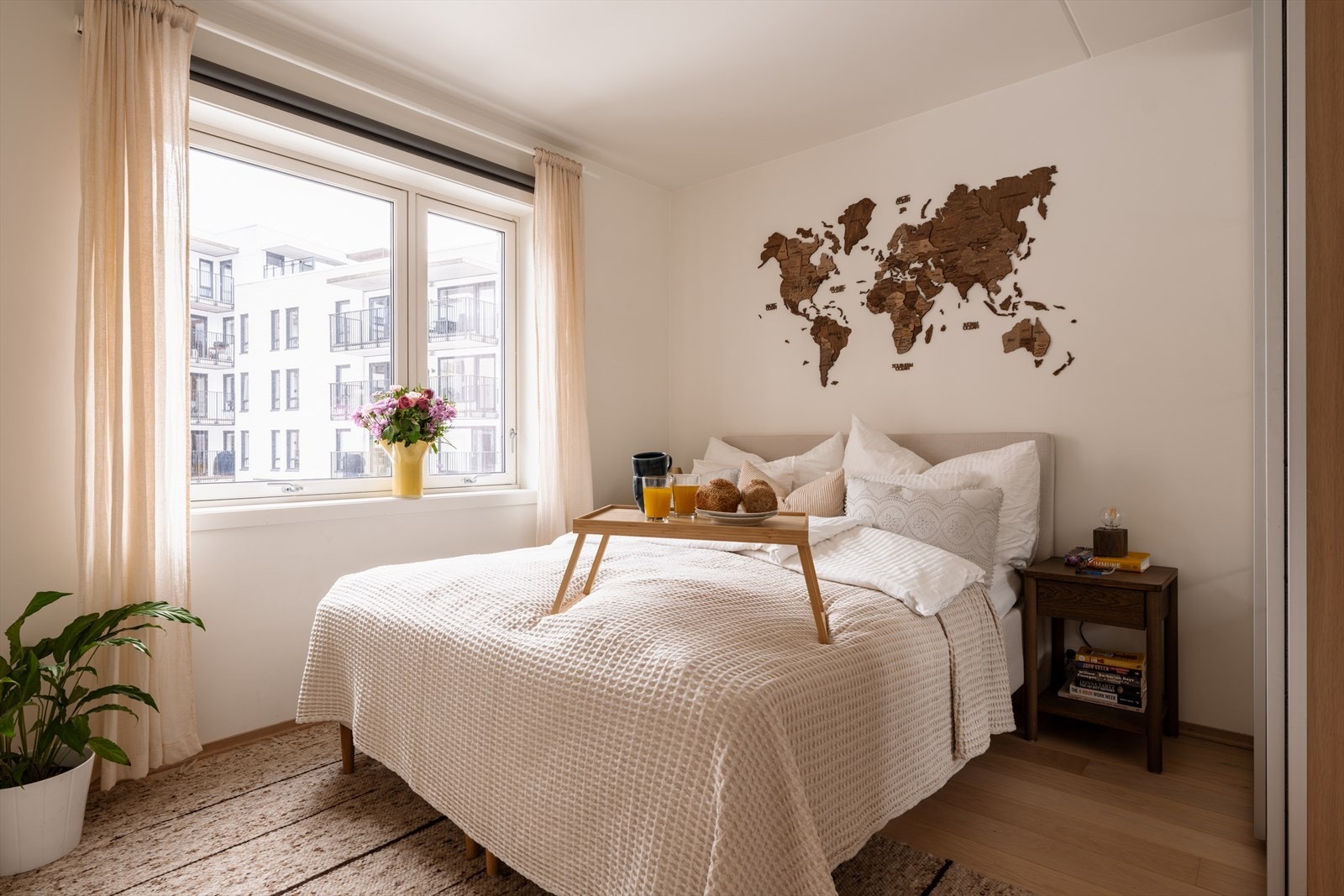 Et lyst og romslig soverom med god plass til dobbeltseng, nattbord og øvrig møblering. Galleribilde