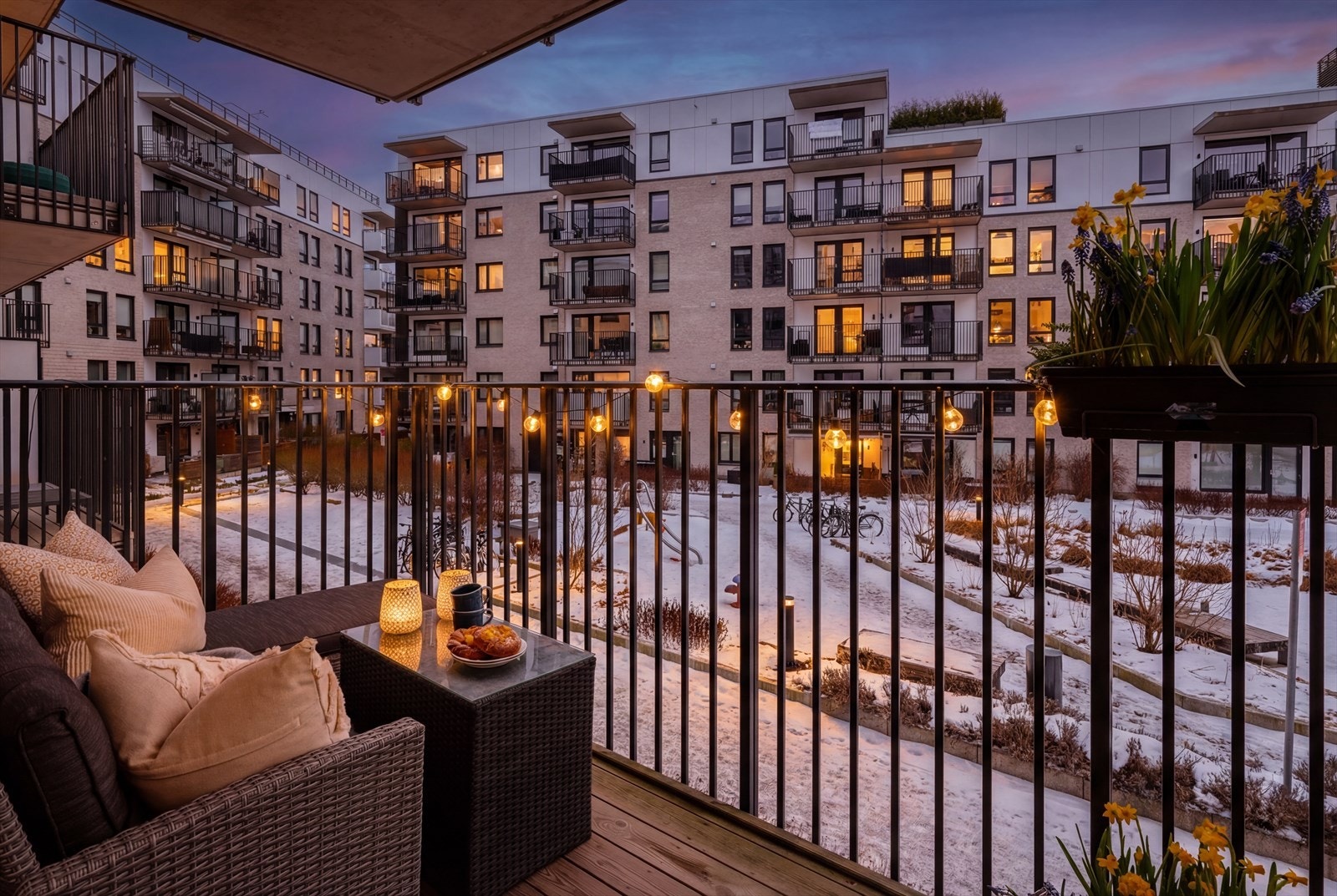 Sameiets bakgård er meget stille og rolig - hele leiligheten vender ut mot indre gårdsrom Galleribilde