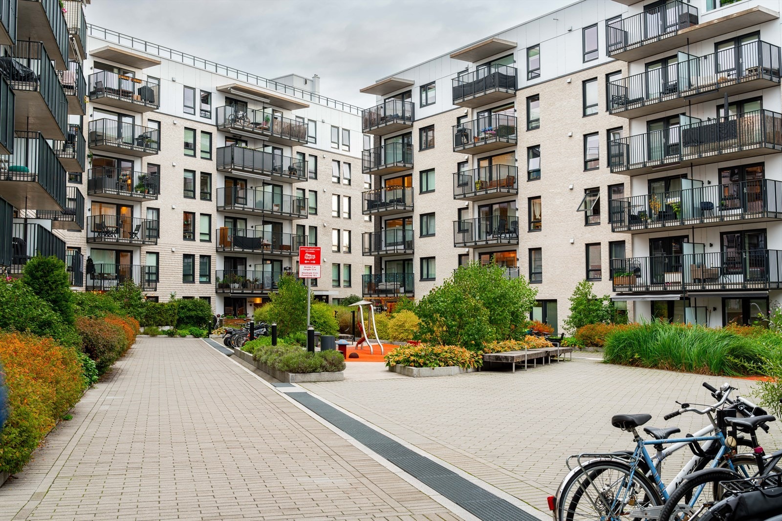 Indre gårdsrom er et hyggelig samlingspunkt med lekeplass for barna. Galleribilde