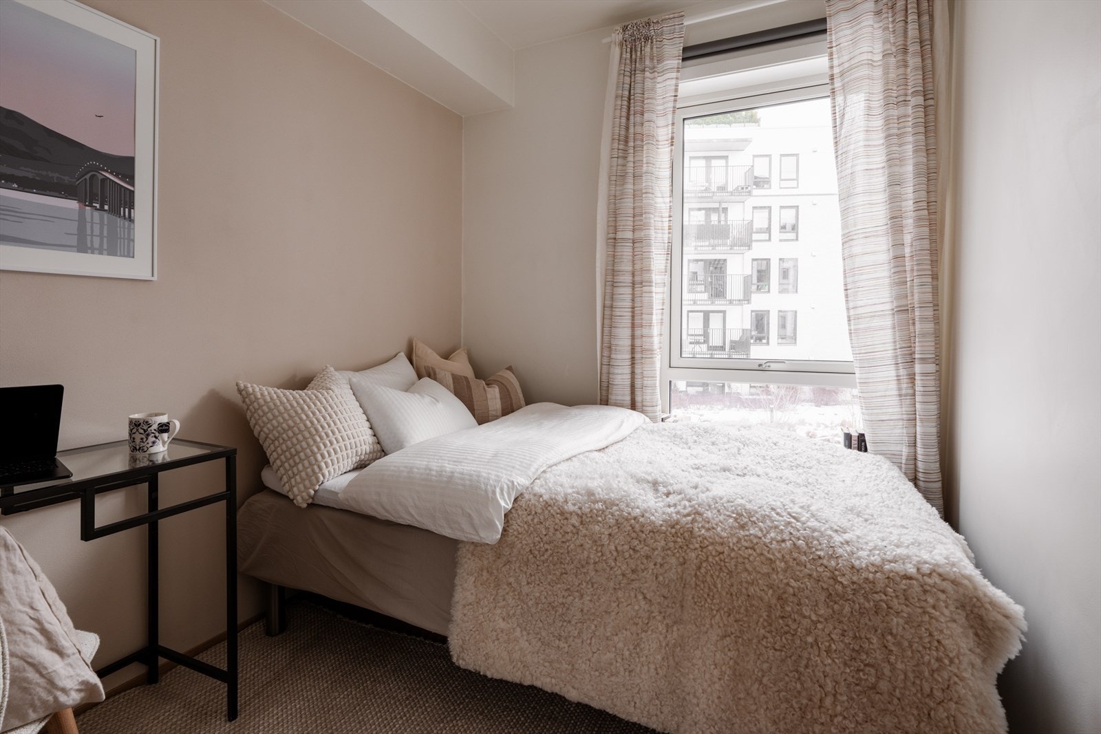 Det store vinduet gir godt med lys til rommet. Galleribilde