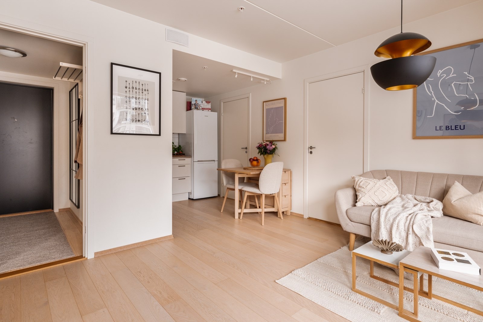 Stue og kjøkken i åpen løsning! Her er det god plass til å innrede akkurat slik dere ønsker. Galleribilde